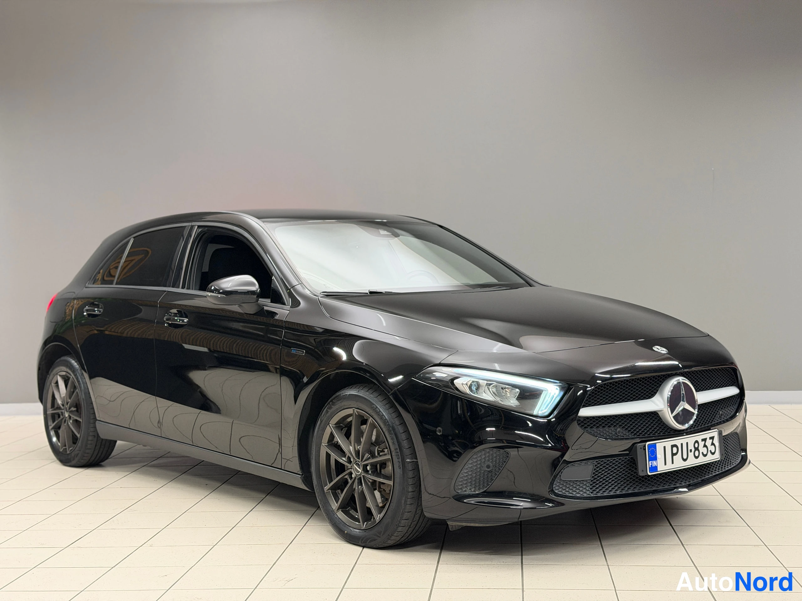 Svart Mercedes-Benz A 250 e 2020, bild 3