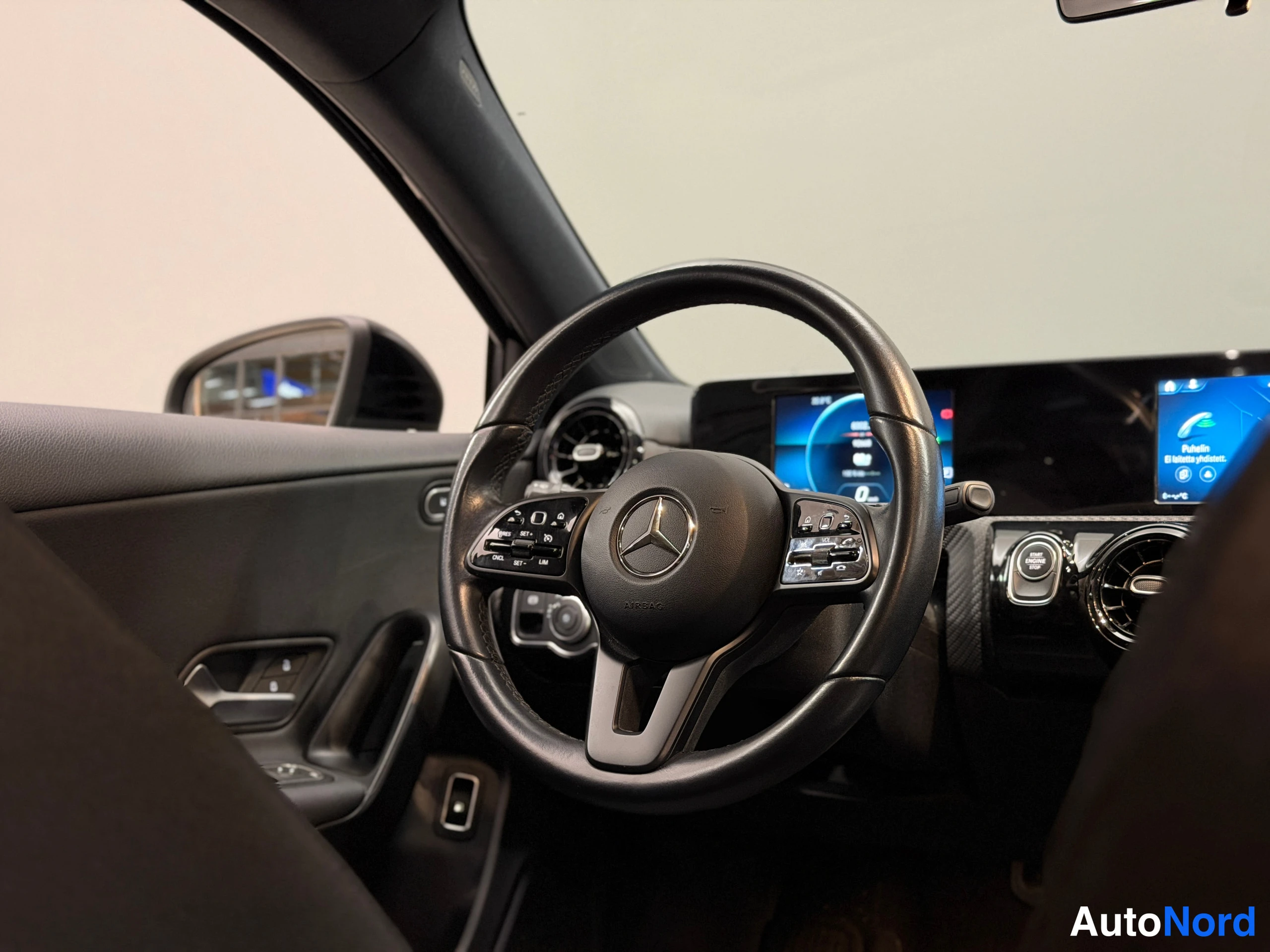 Svart Mercedes-Benz A 250 e 2020, bild 30