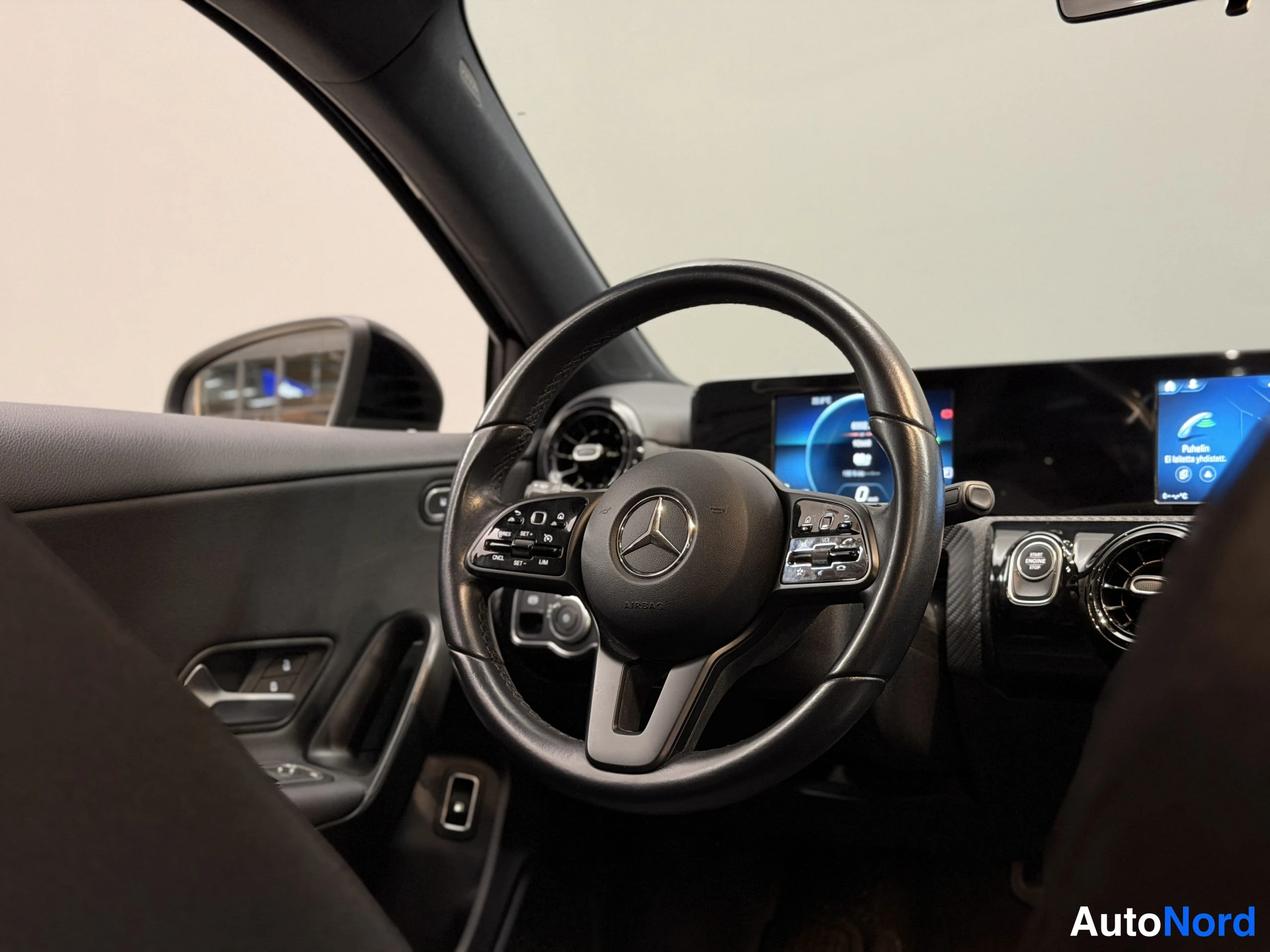 Svart Mercedes-Benz A 250 e 2020, bild 17