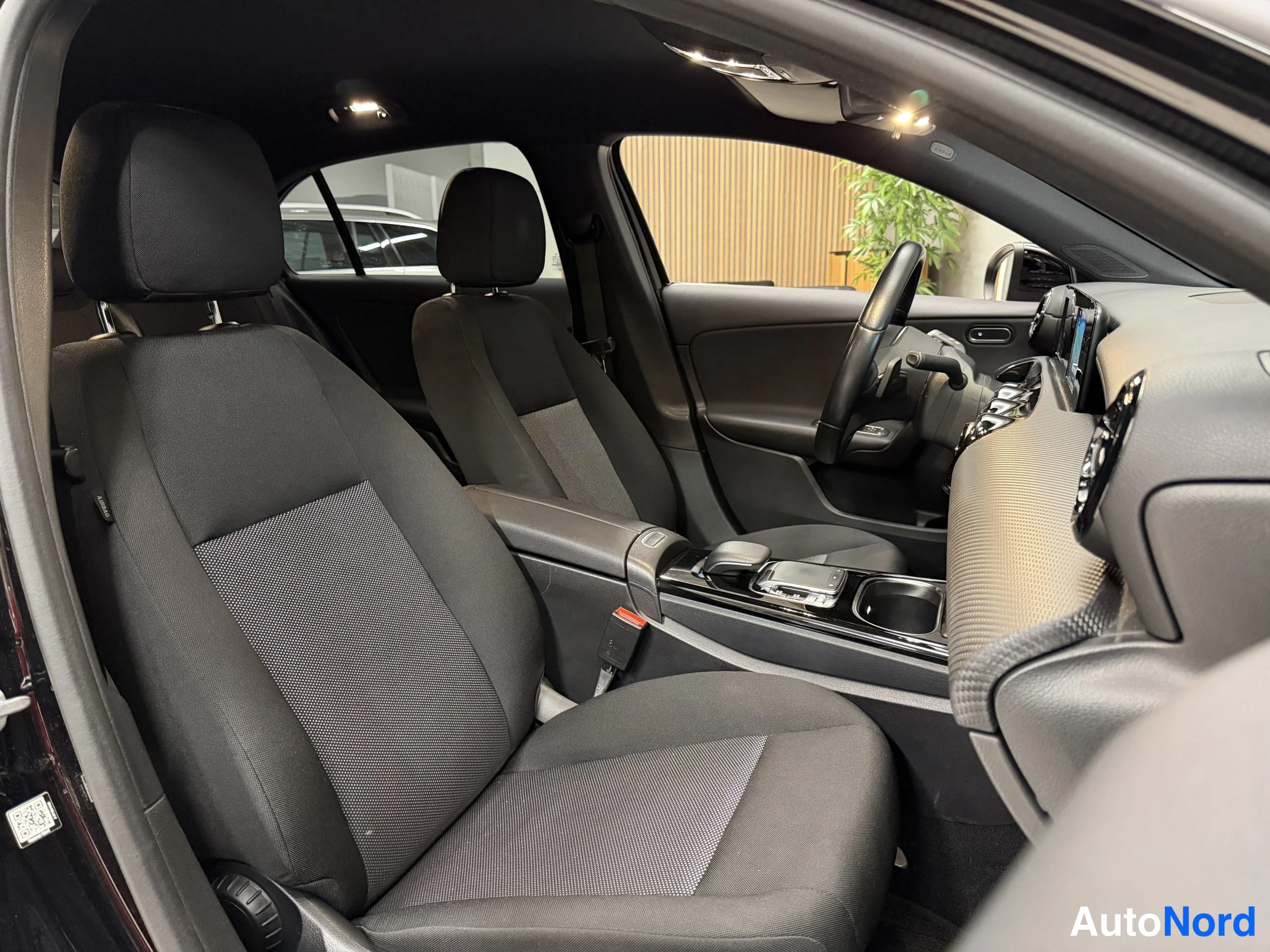 Svart Mercedes-Benz A 250 e 2020, bild 23