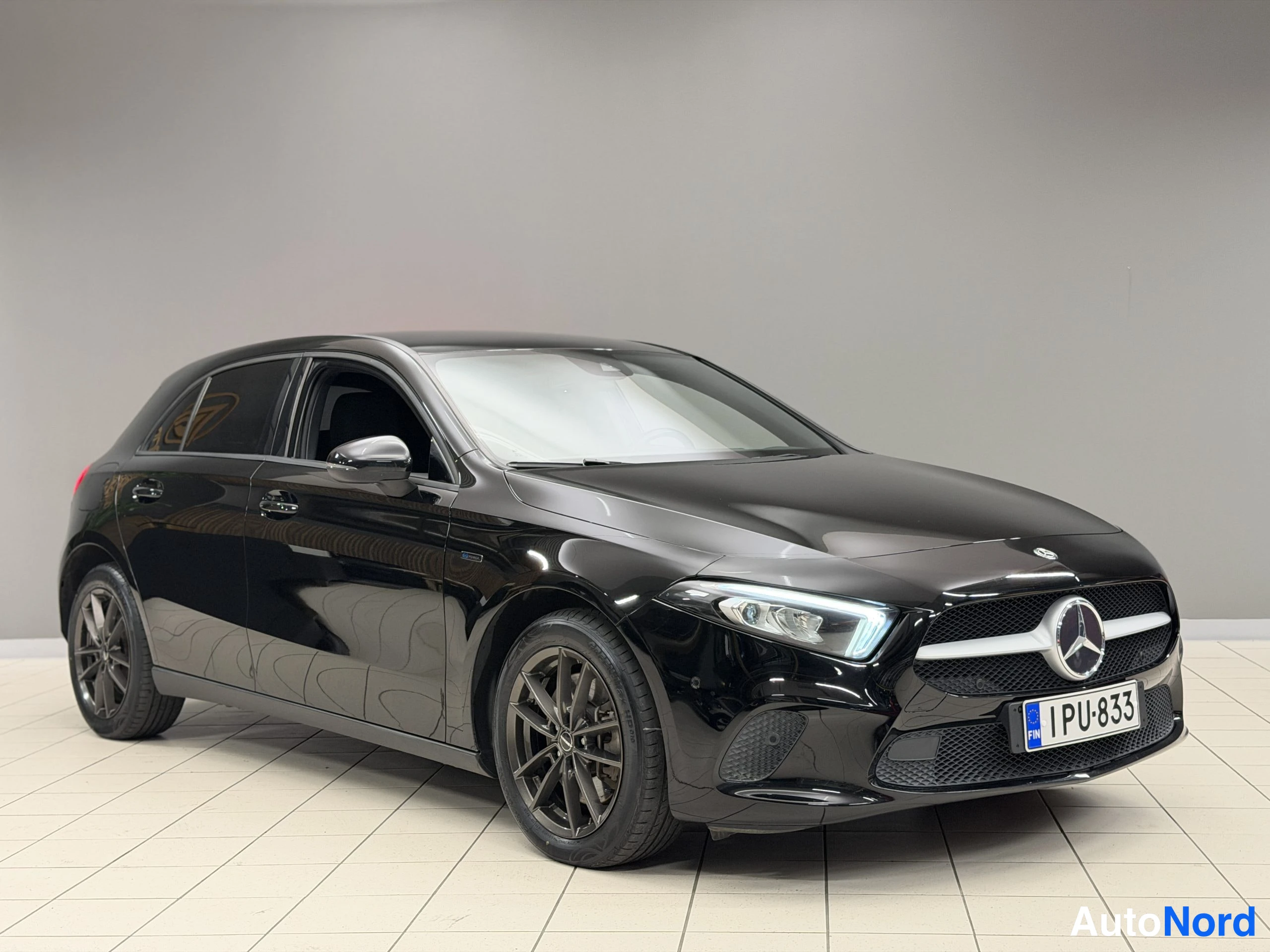 Svart Mercedes-Benz A 250 e 2020, bild 4