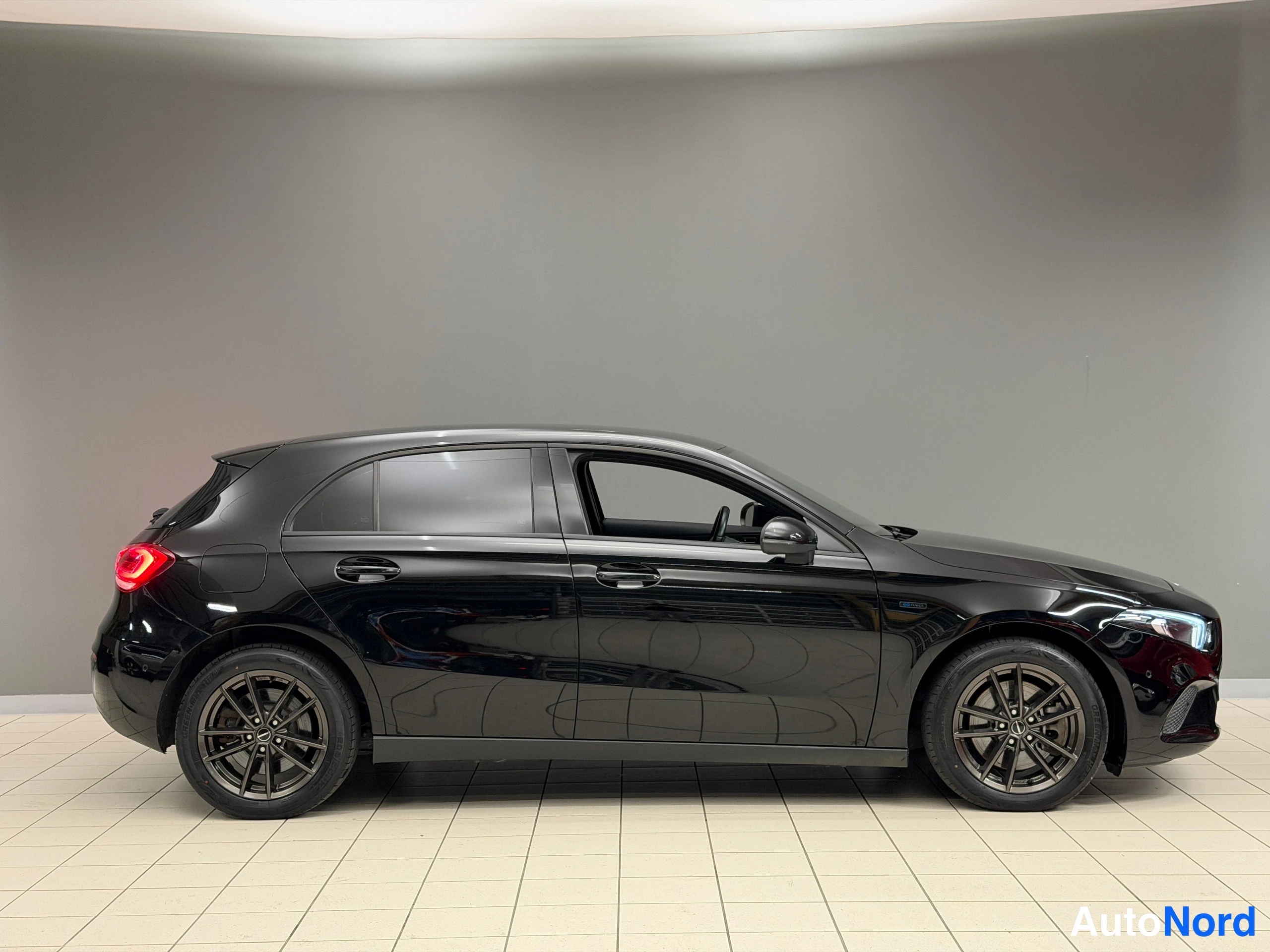 Svart Mercedes-Benz A 250 e 2020, bild 7