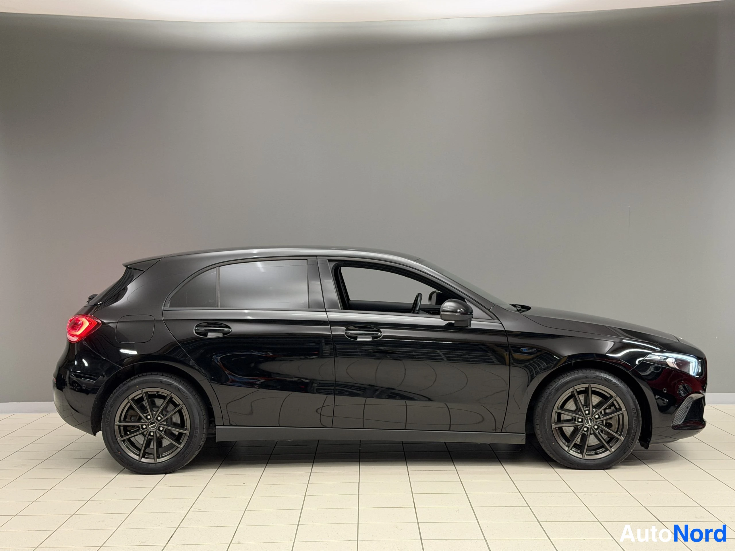 Svart Mercedes-Benz A 250 e 2020, bild 8