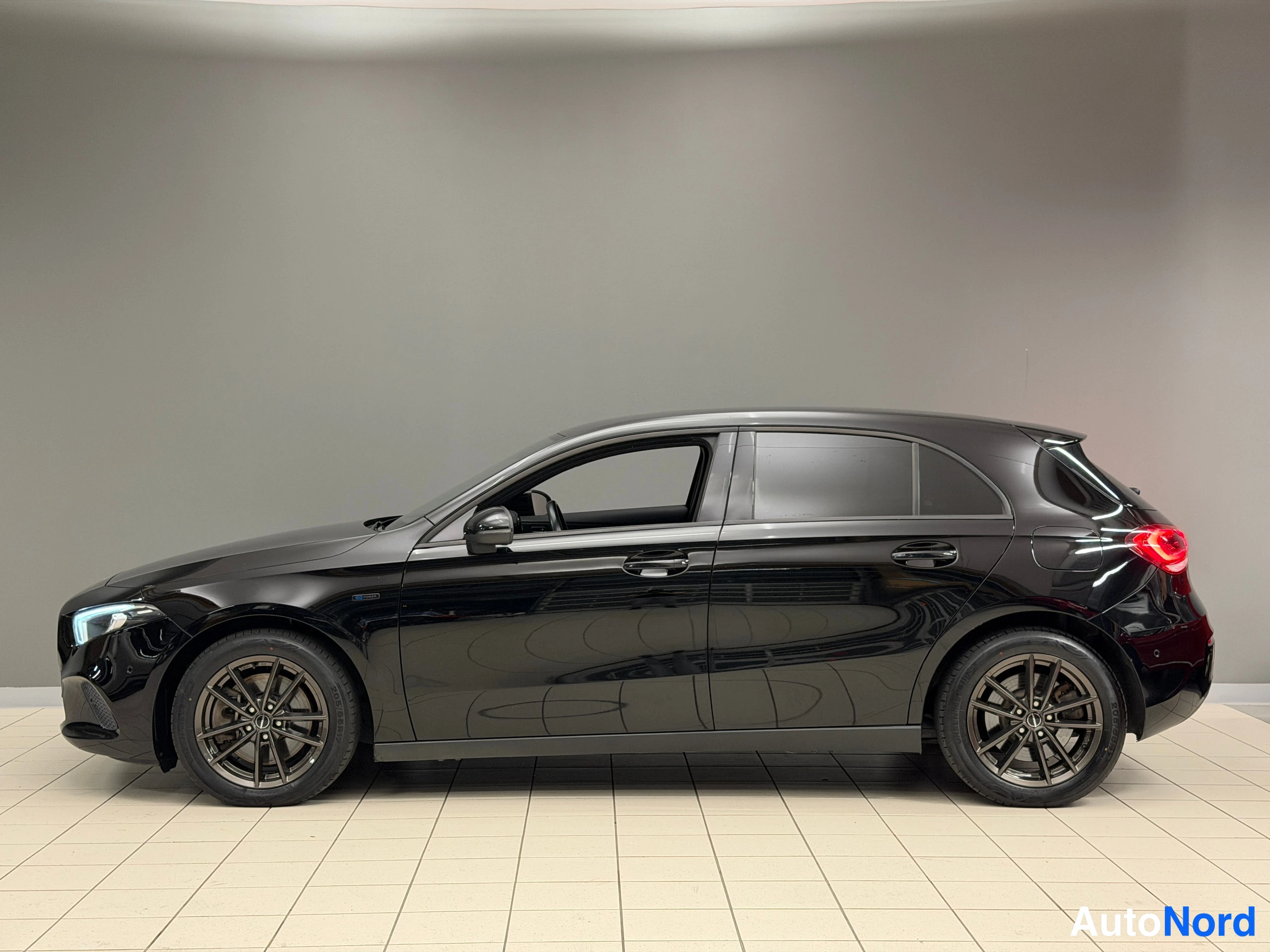 Svart Mercedes-Benz A 250 e 2020, bild 9