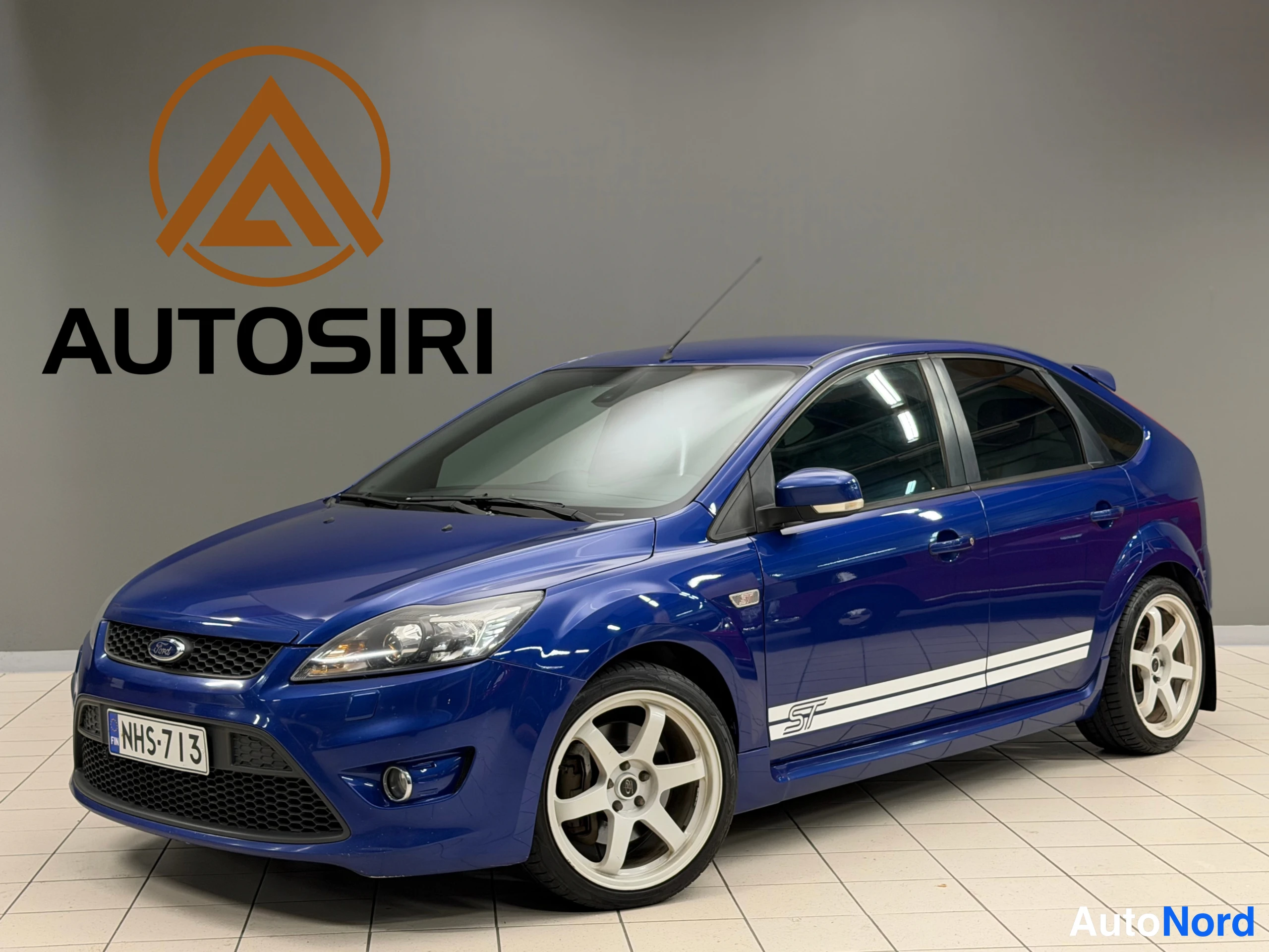 Sininen Ford Focus 2010, etuviisto, keula vasemmalle, kuva 2