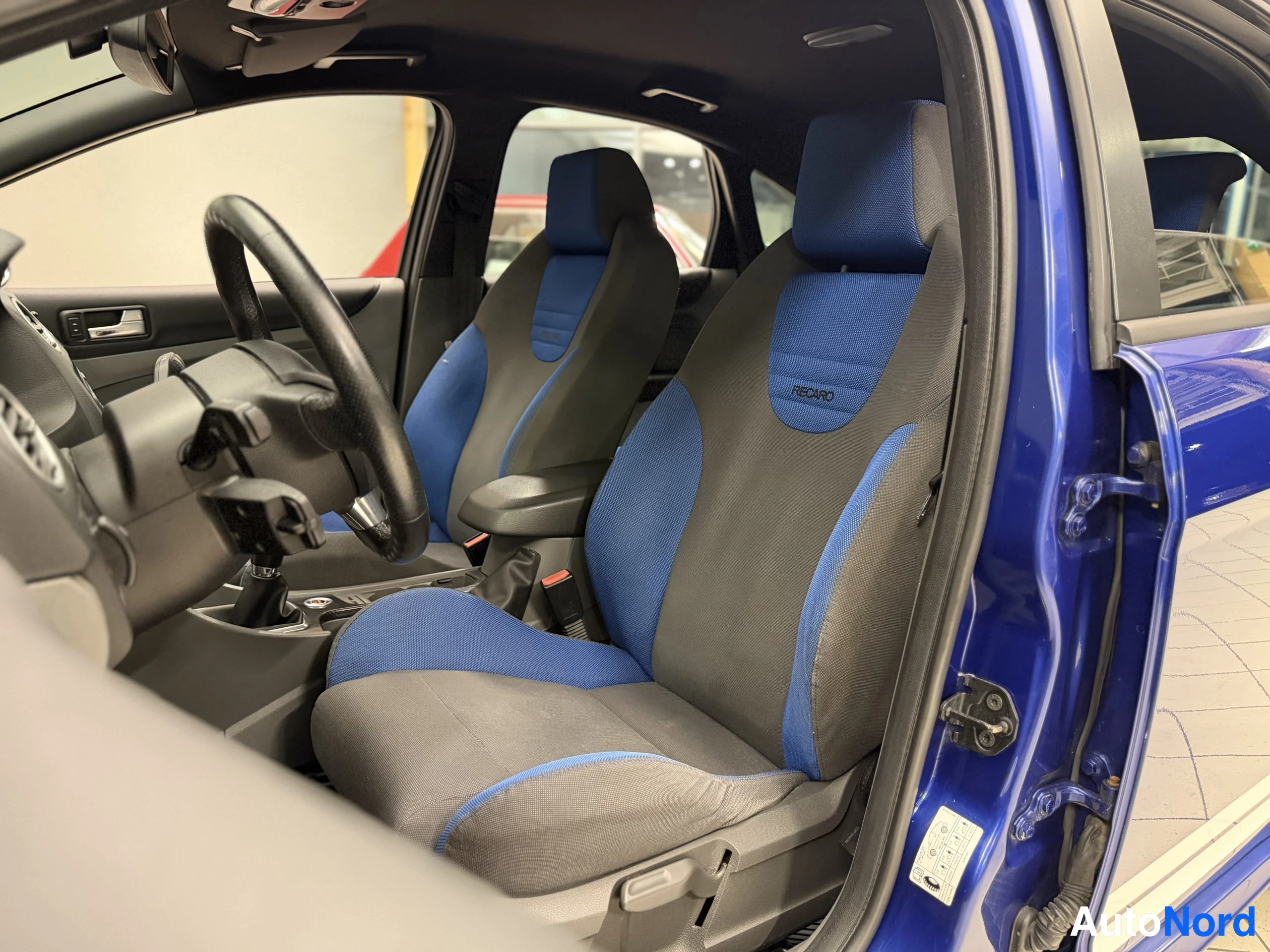 Sininen Ford Focus 2010, etuistuimet, kuva 19
