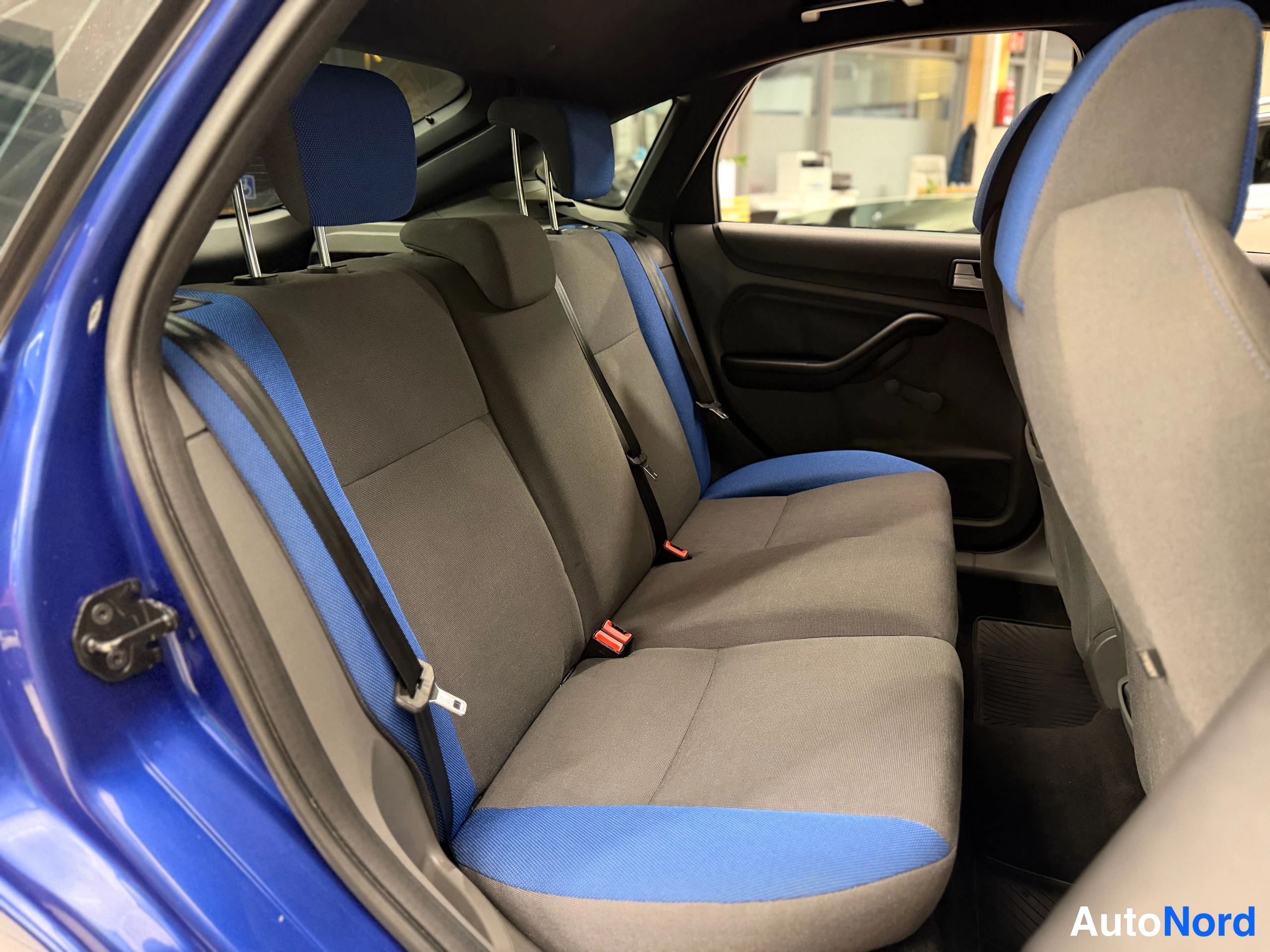 Sininen Ford Focus 2010, takaistuimet, kuva 22