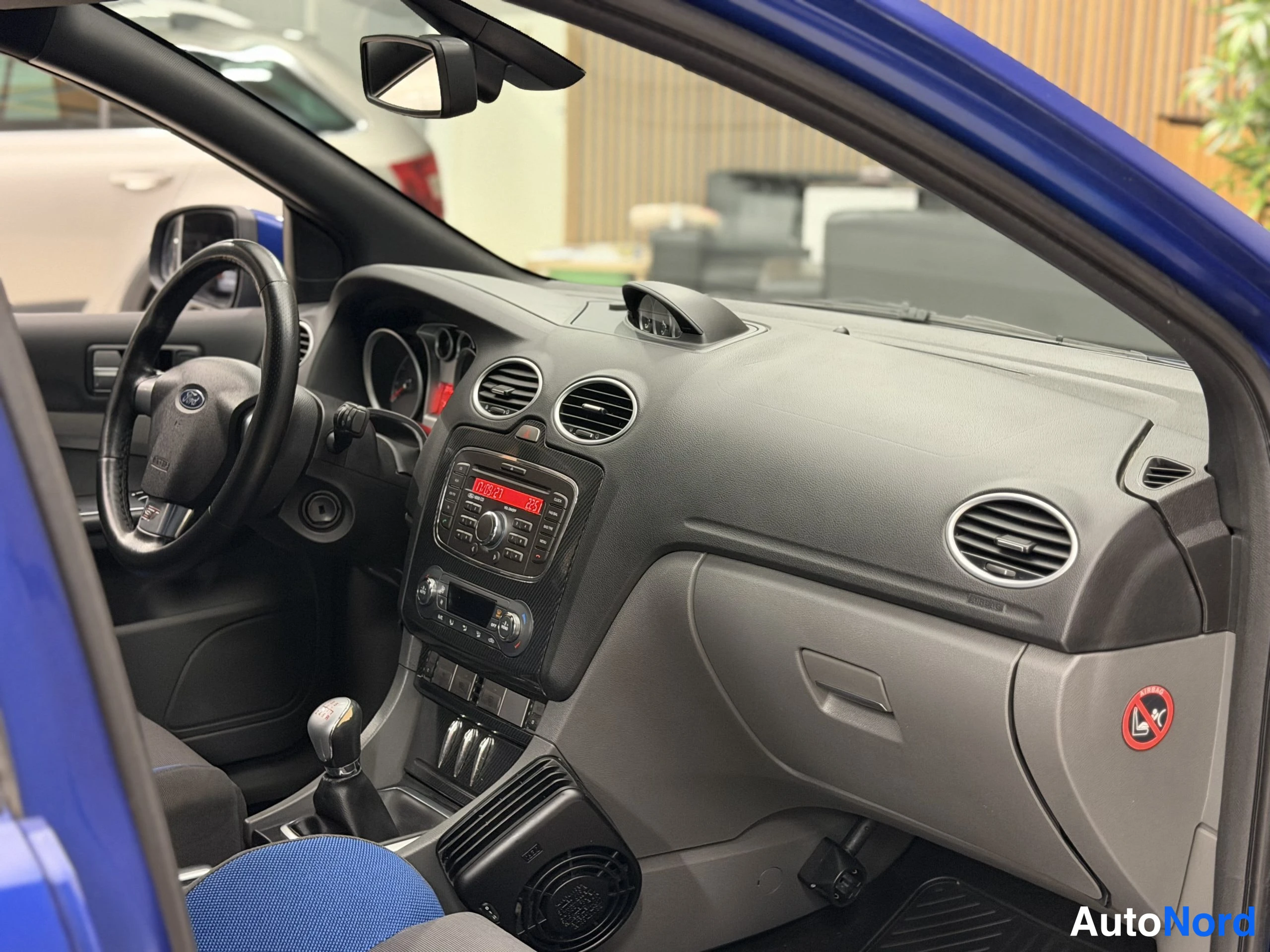Sininen Ford Focus 2010, ohjaamo, kuva 15