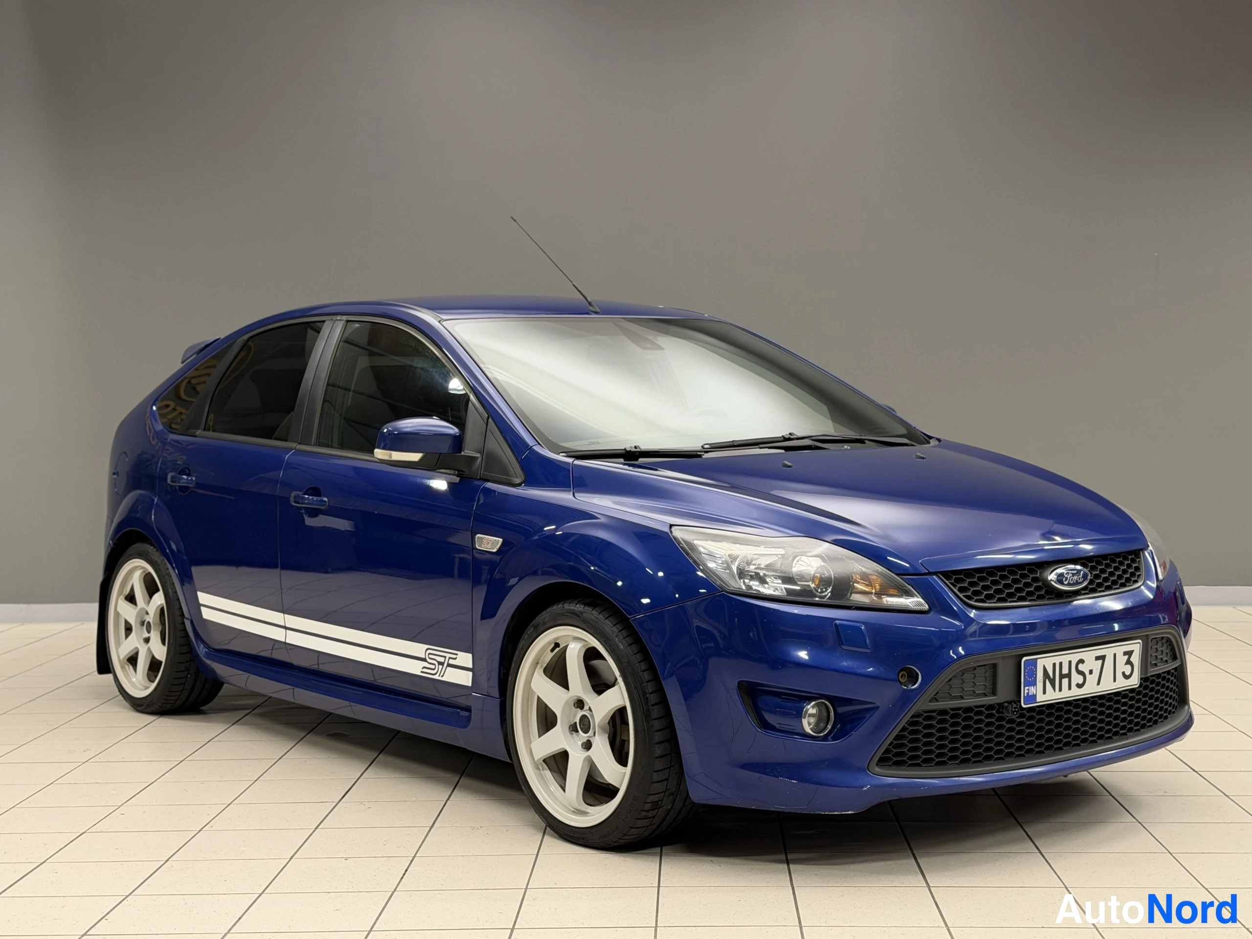 Sininen Ford Focus 2010, etuviisto, keula oikealle, kuva 6