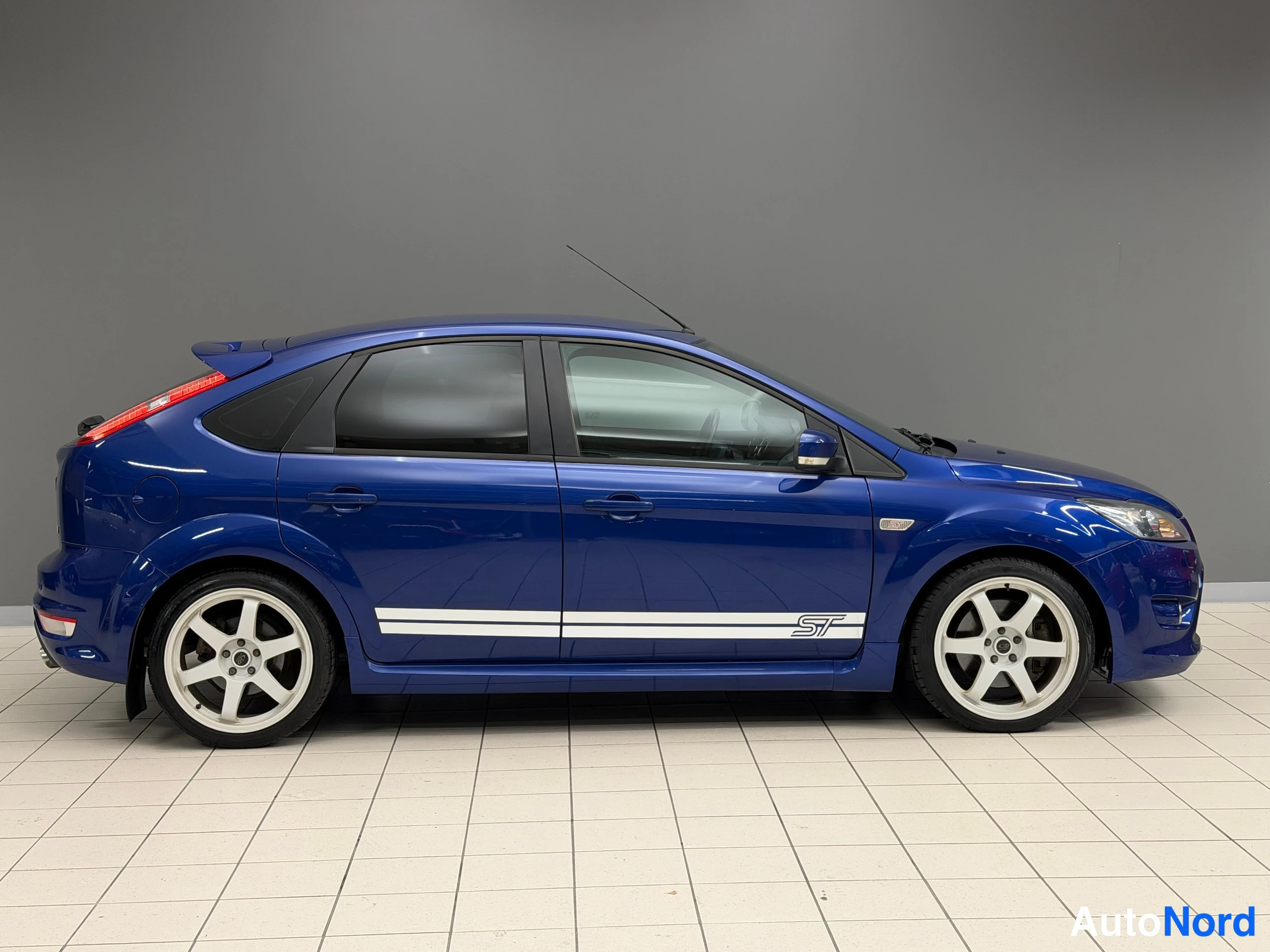 Sininen Ford Focus 2010, sivulta, kuva 7