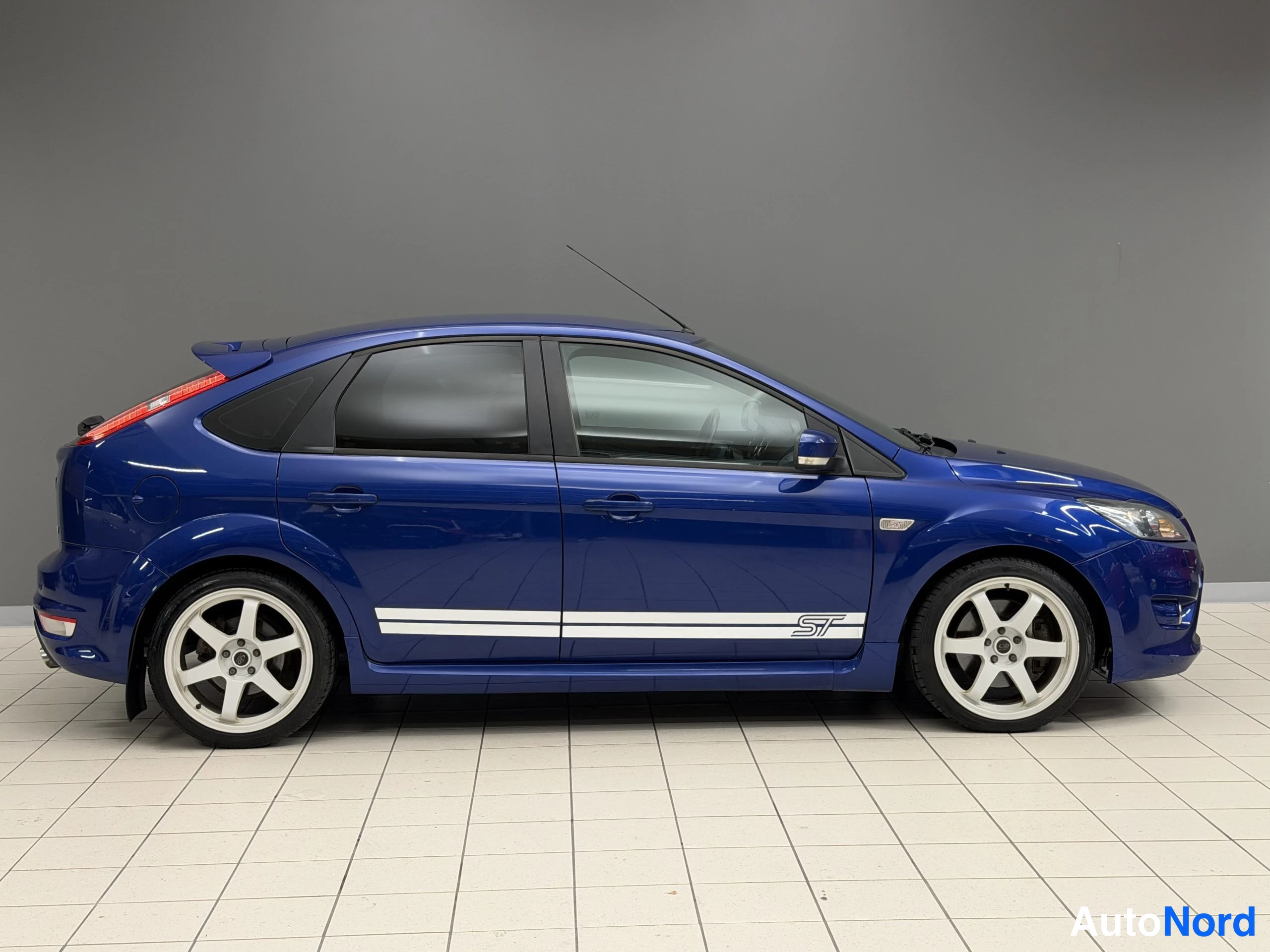 Sininen Ford Focus 2010, sivulta, kuva 8