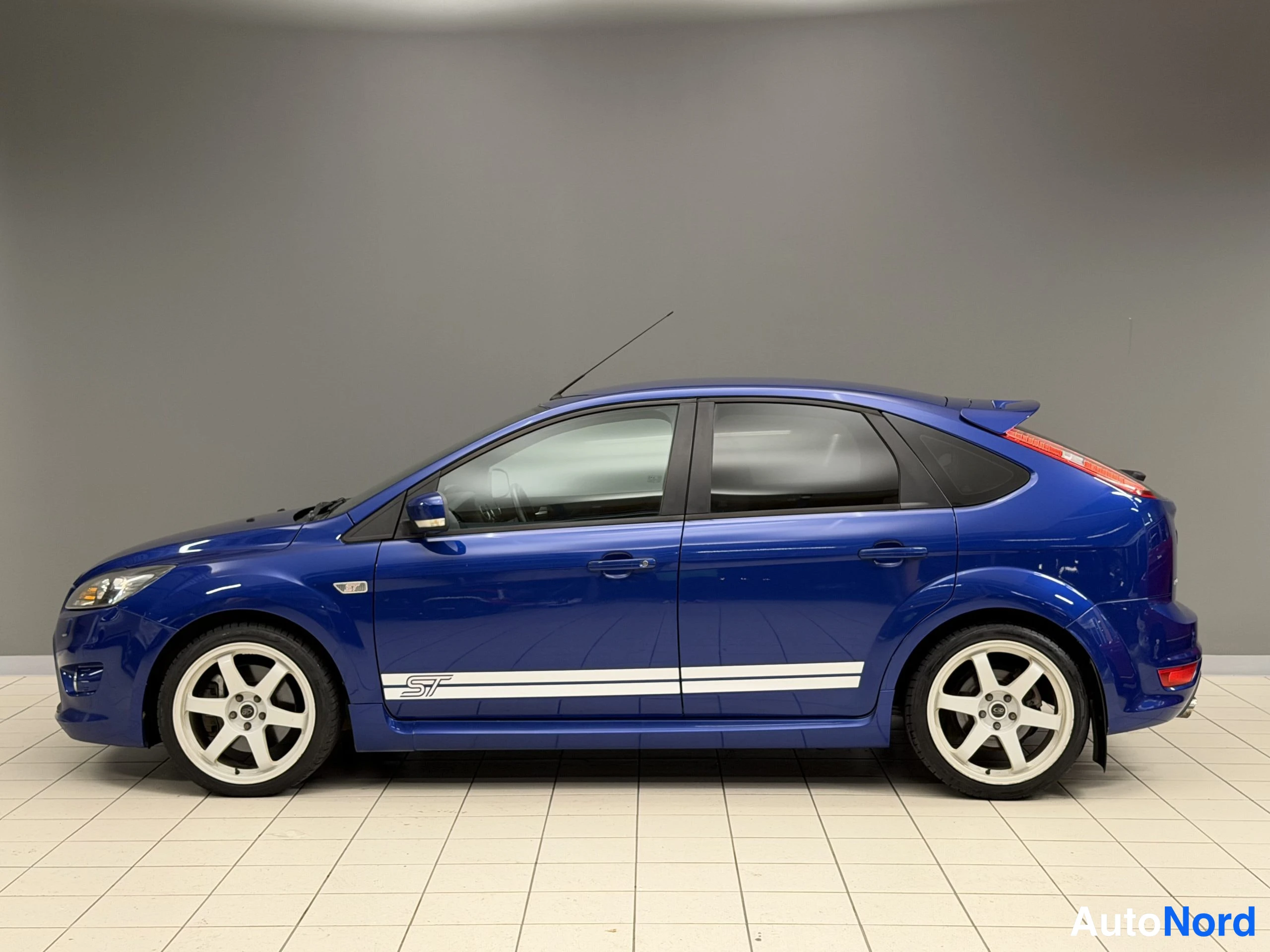 Sininen Ford Focus 2010, etuviisto, keula vasemmalle, kuva 4
