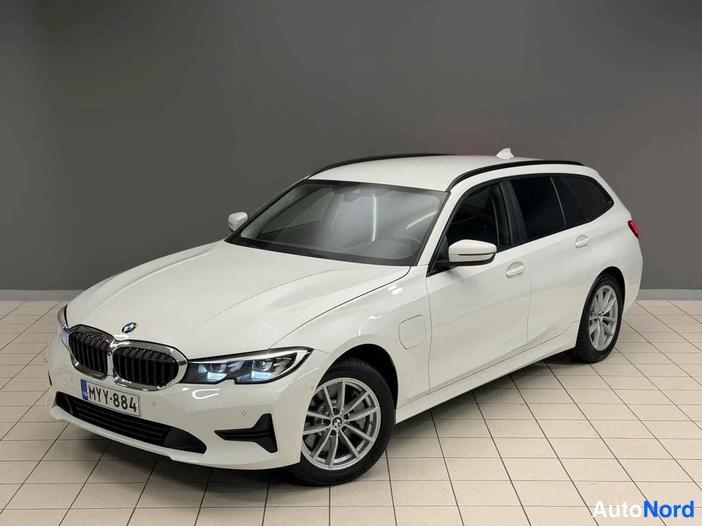 Valkoinen BMW 330e xDrive 2021, etuviisto, keula vasemmalle, kuva 2