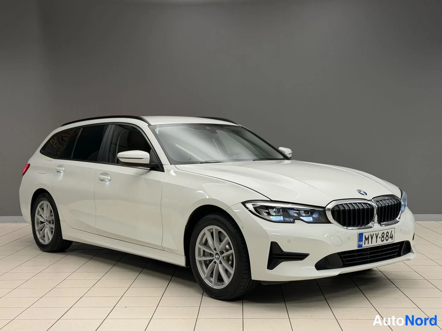 Valkoinen BMW 330e xDrive 2021, etuviisto, keula oikealle, kuva 3