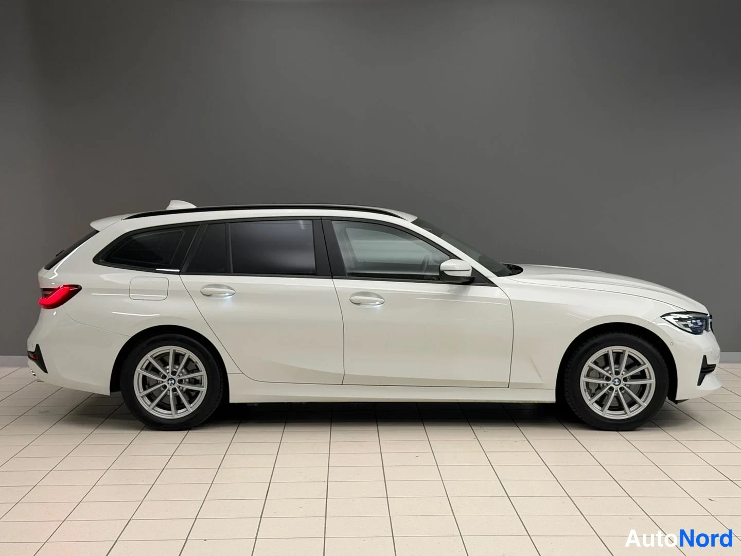 Valkoinen BMW 330e xDrive 2021, sivulta, kuva 4