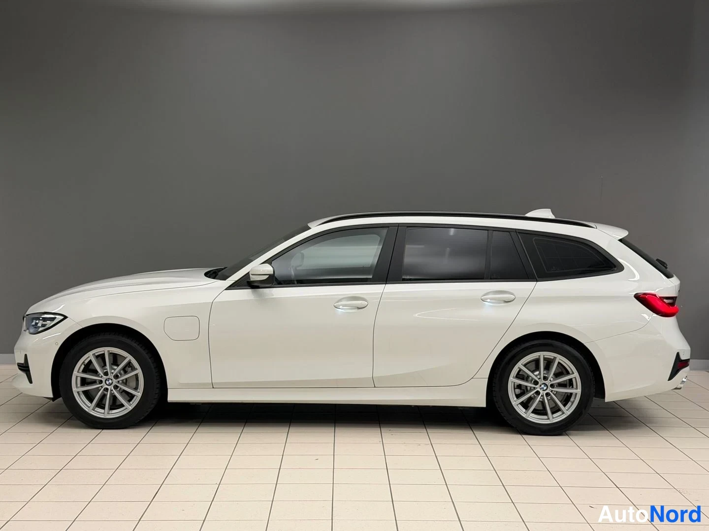 Valkoinen BMW 330e xDrive 2021, sivulta, kuva 5