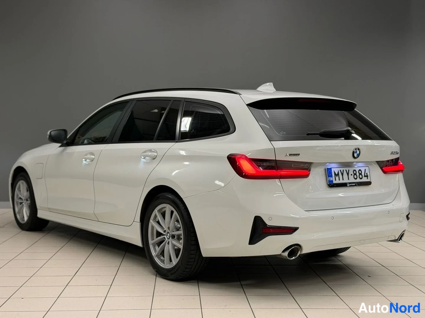 Valkoinen BMW 330e xDrive 2021, takaviisto, kuva 6