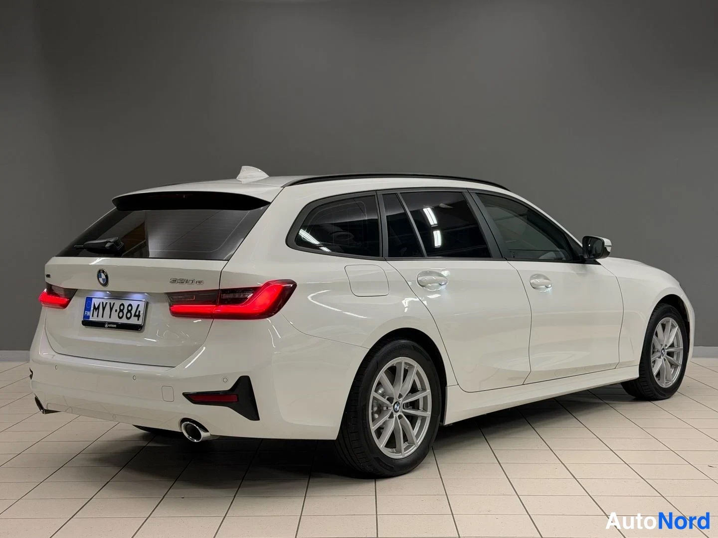 Valkoinen BMW 330e xDrive 2021, takaviisto, kuva 7