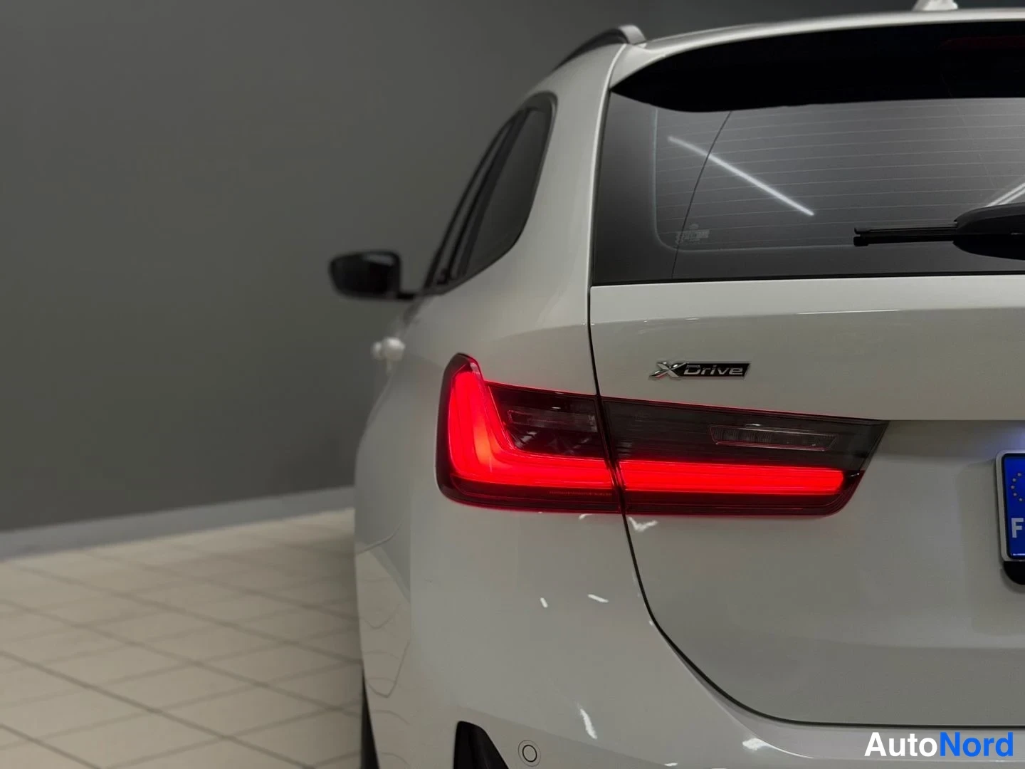 Valkoinen BMW 330e xDrive 2021, yksityiskohta, kuva 14