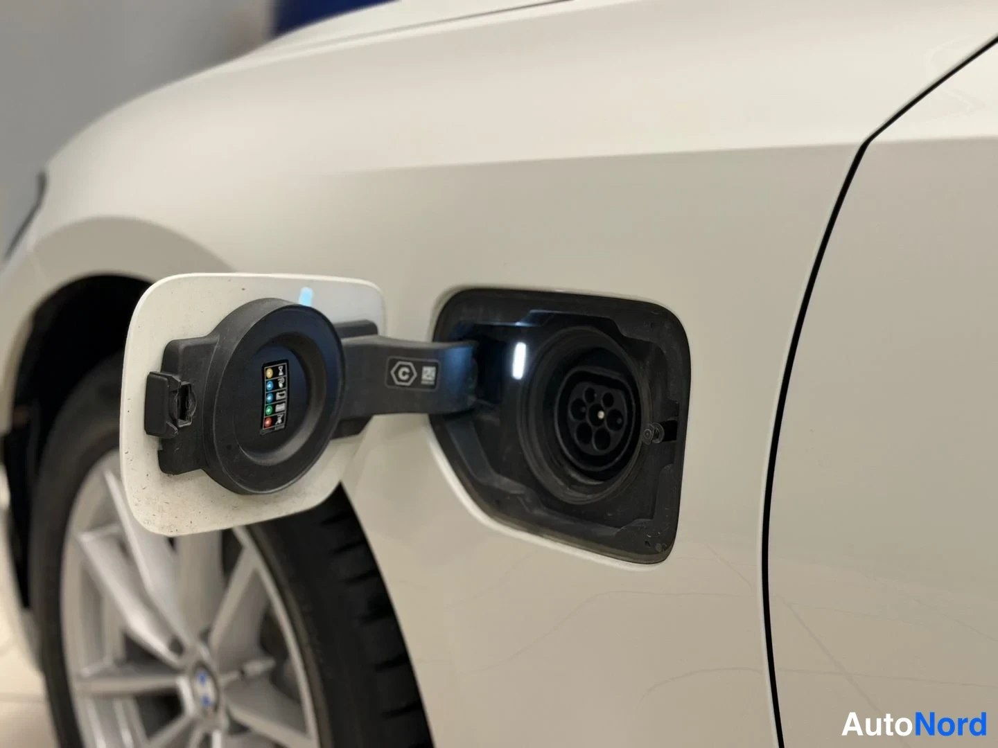 Valkoinen BMW 330e xDrive 2021, yksityiskohta, kuva 15