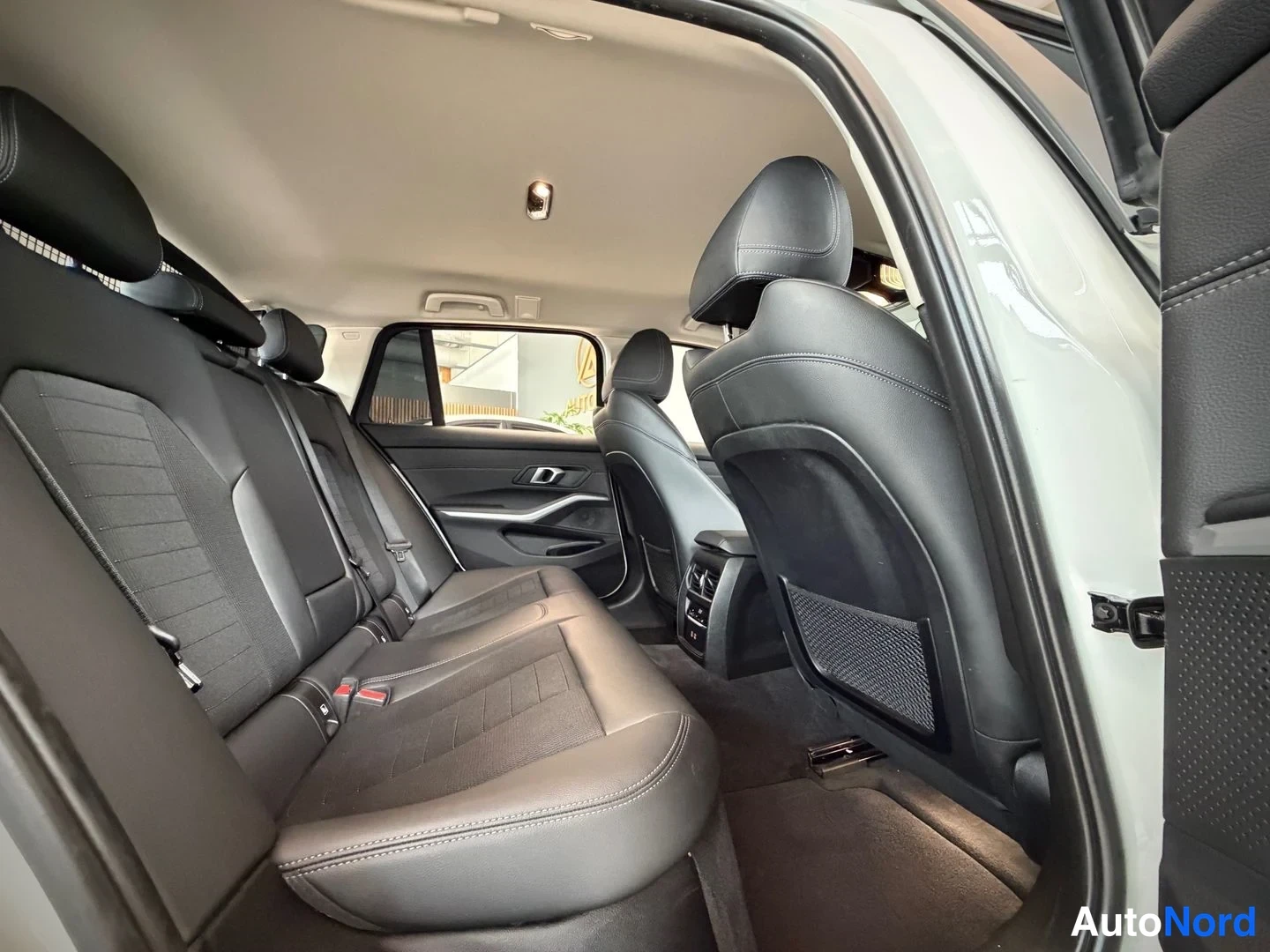 Valkoinen BMW 330e xDrive 2021, takaistuimet, kuva 12