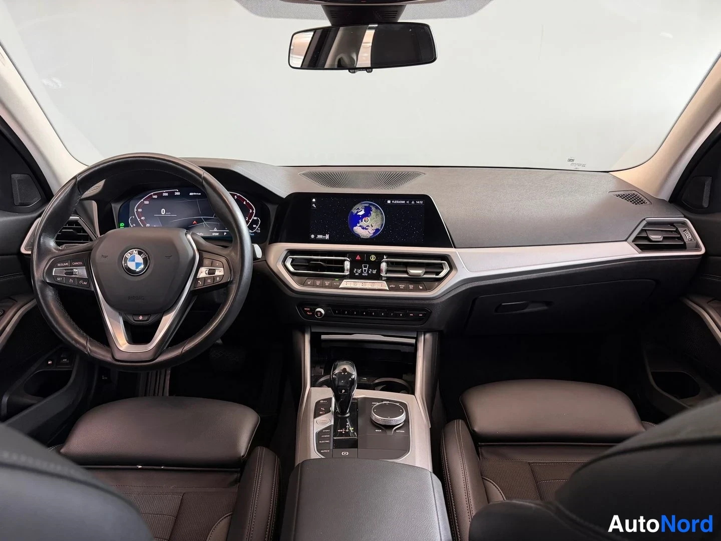 Valkoinen BMW 330e xDrive 2021, ohjaamo, kuva 8