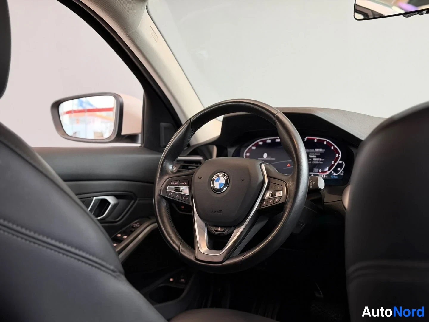 Valkoinen BMW 330e xDrive 2021, ohjaamo, kuva 9