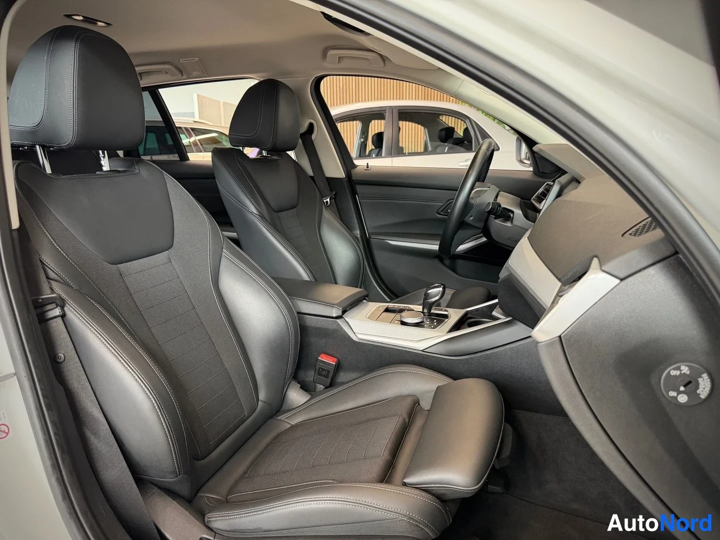 Valkoinen BMW 330e xDrive 2021, etuistuimet, kuva 10