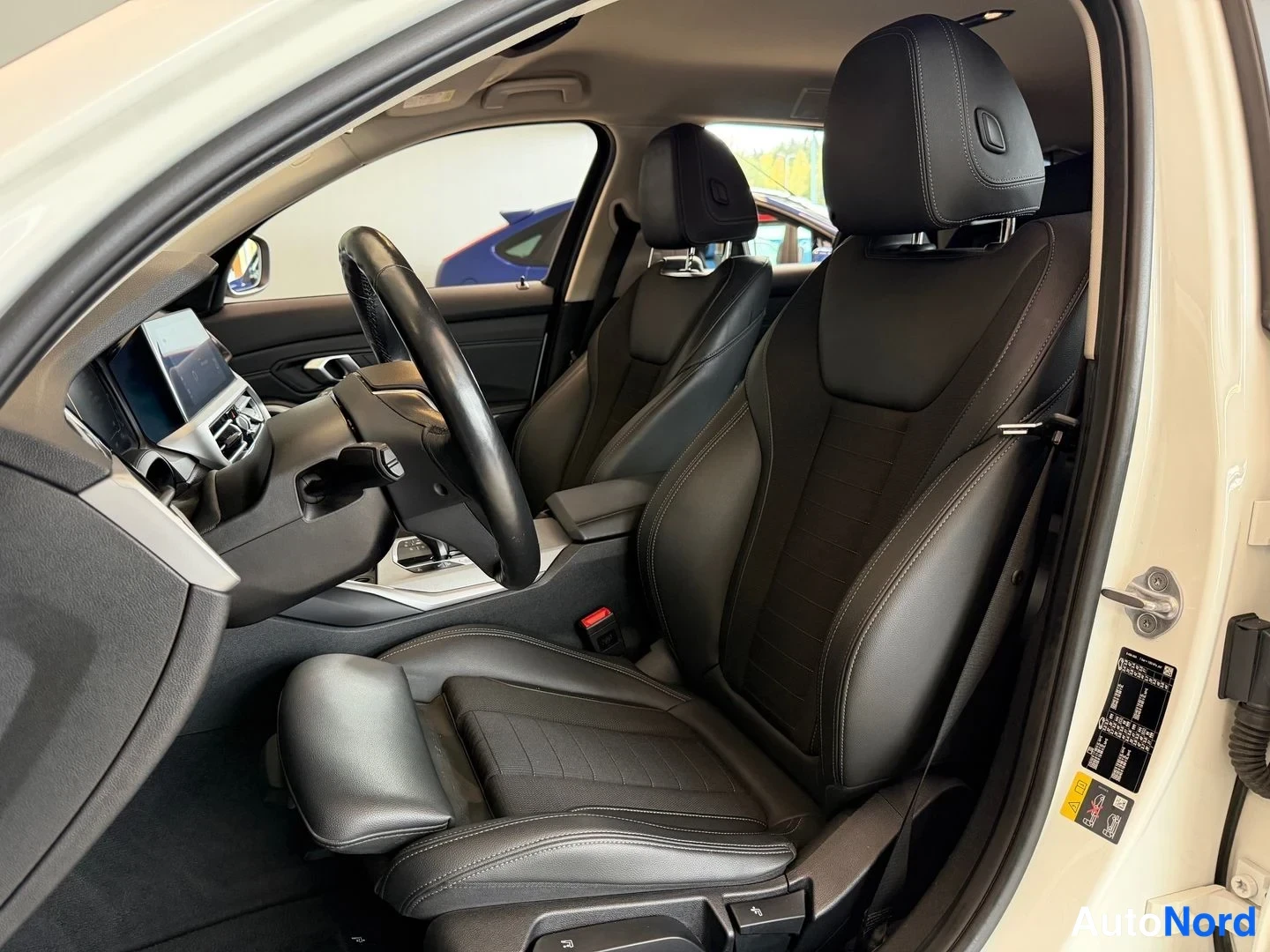 Valkoinen BMW 330e xDrive 2021, etuistuimet, kuva 11