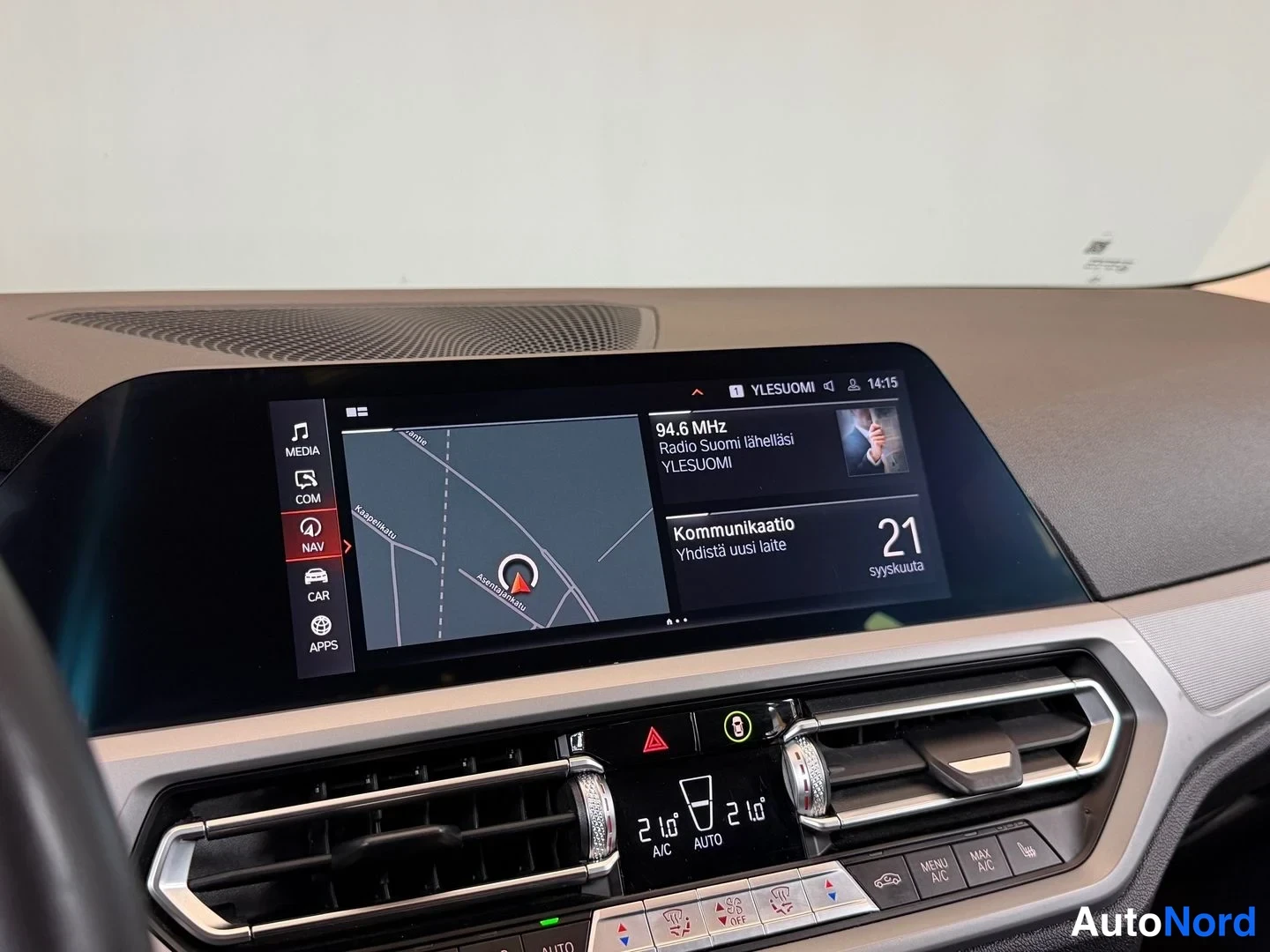 Valkoinen BMW 330e xDrive 2021, yksityiskohta, kuva 19