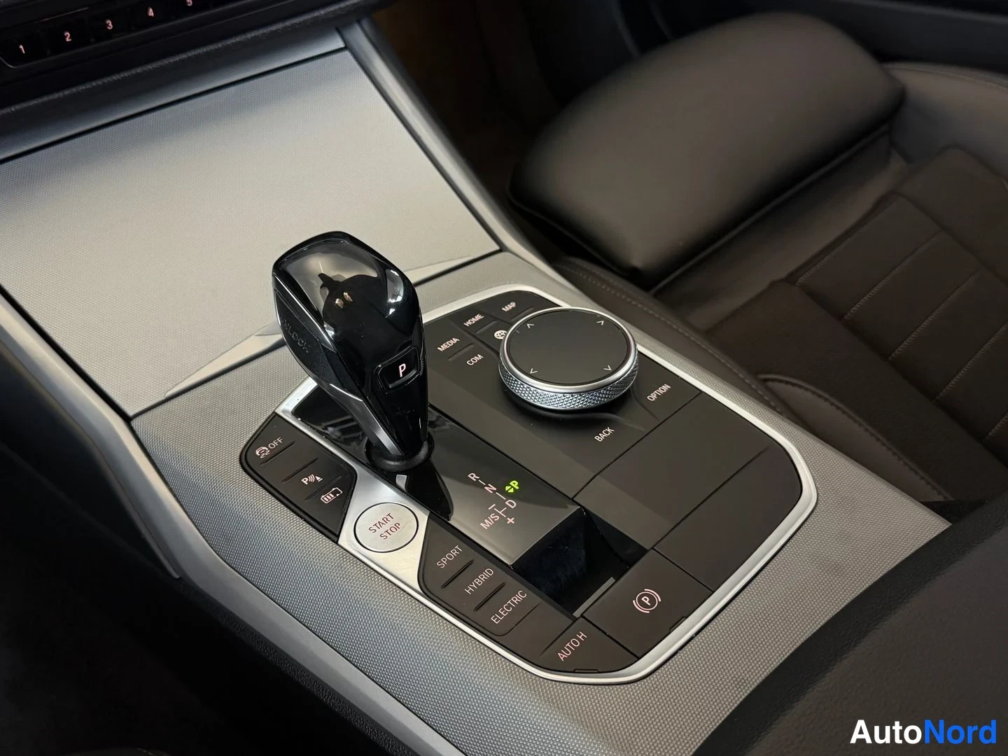 Valkoinen BMW 330e xDrive 2021, yksityiskohta, kuva 20