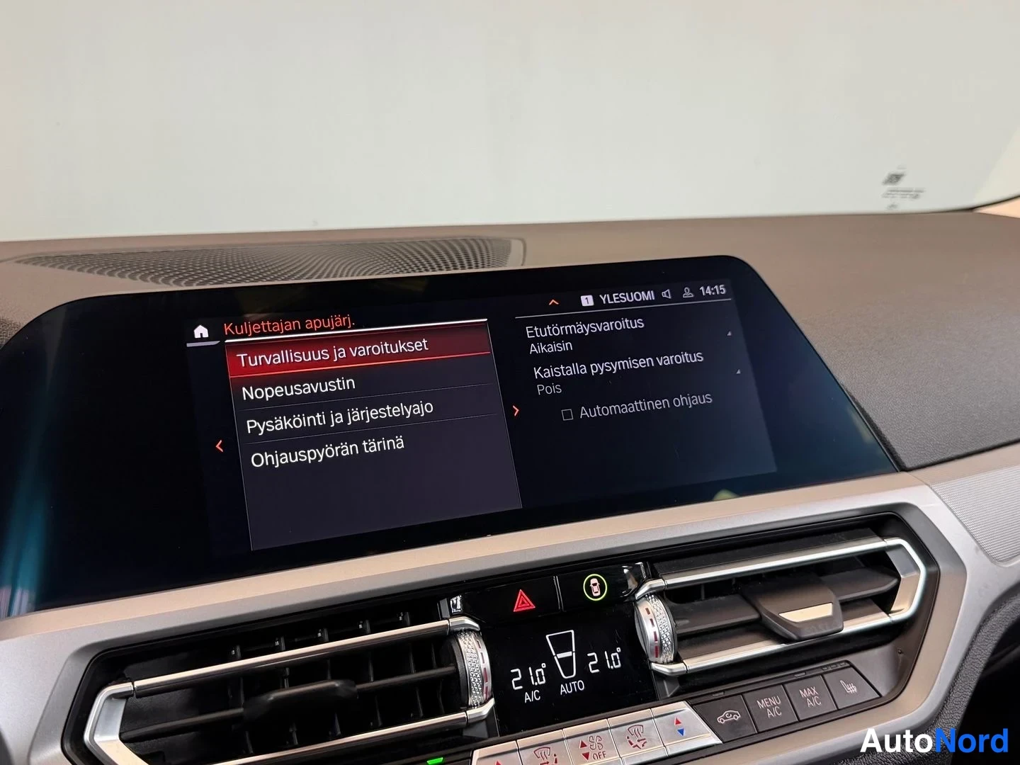 Valkoinen BMW 330e xDrive 2021, yksityiskohta, kuva 22