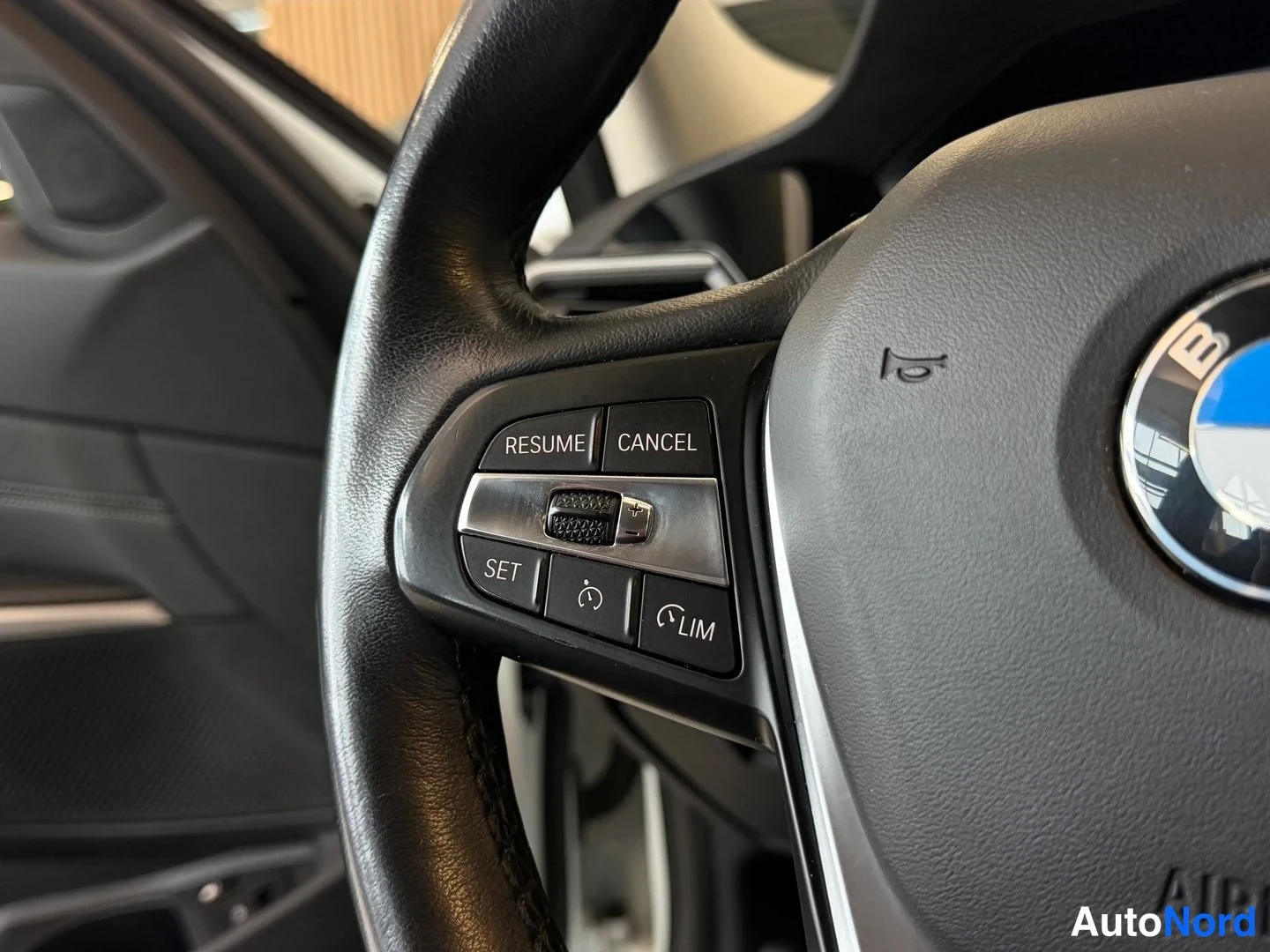 Valkoinen BMW 330e xDrive 2021, yksityiskohta, kuva 23