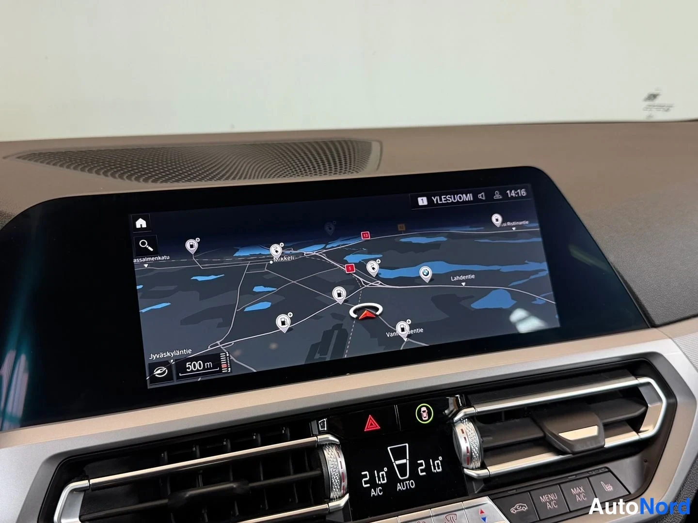 Valkoinen BMW 330e xDrive 2021, yksityiskohta, kuva 24
