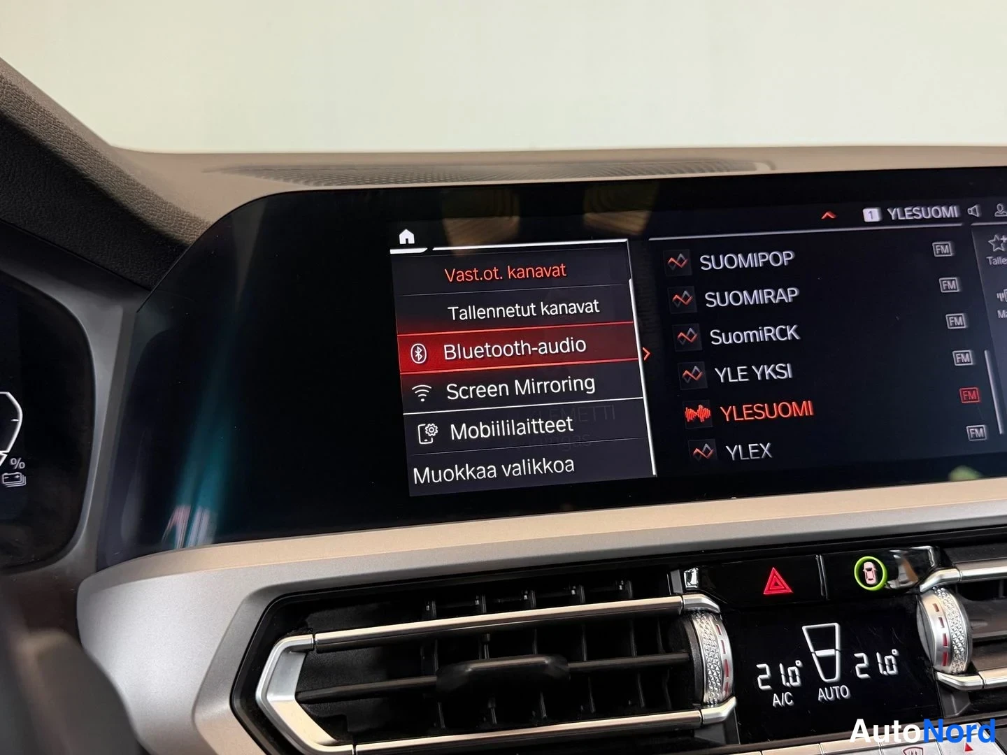 Valkoinen BMW 330e xDrive 2021, yksityiskohta, kuva 27