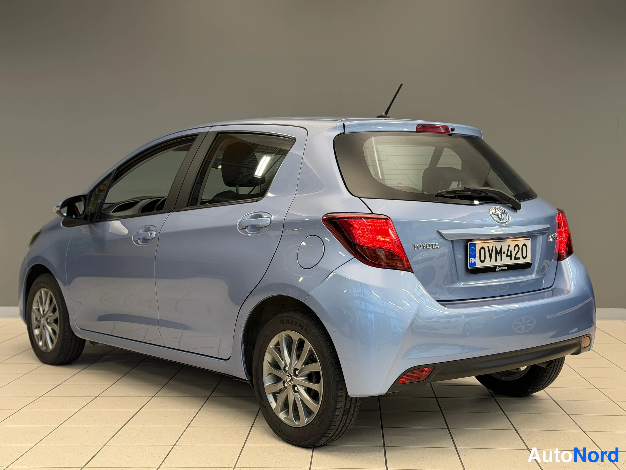 Sininen Toyota Yaris 2017, kuva 12
