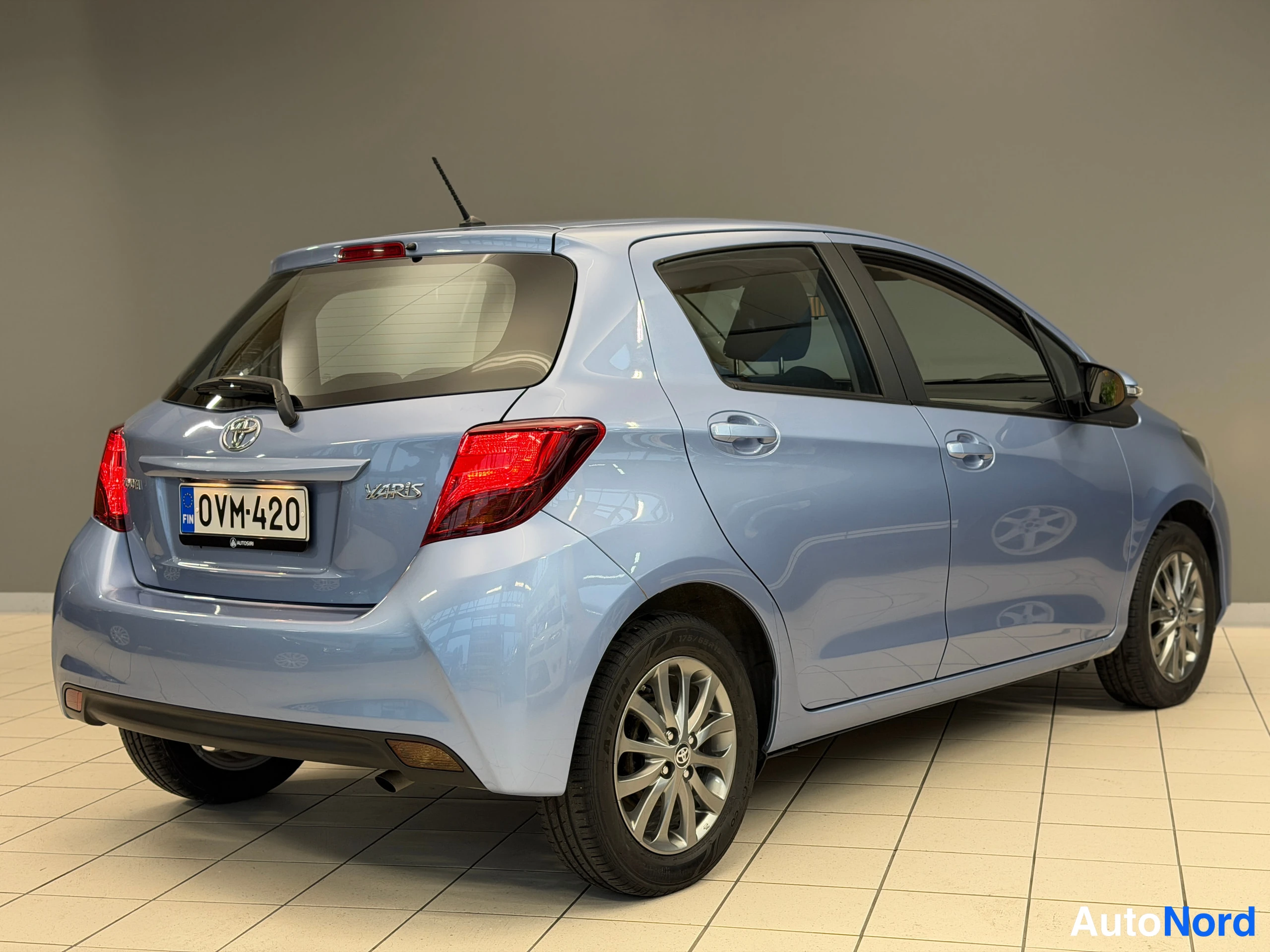 Sininen Toyota Yaris 2017, kuva 10