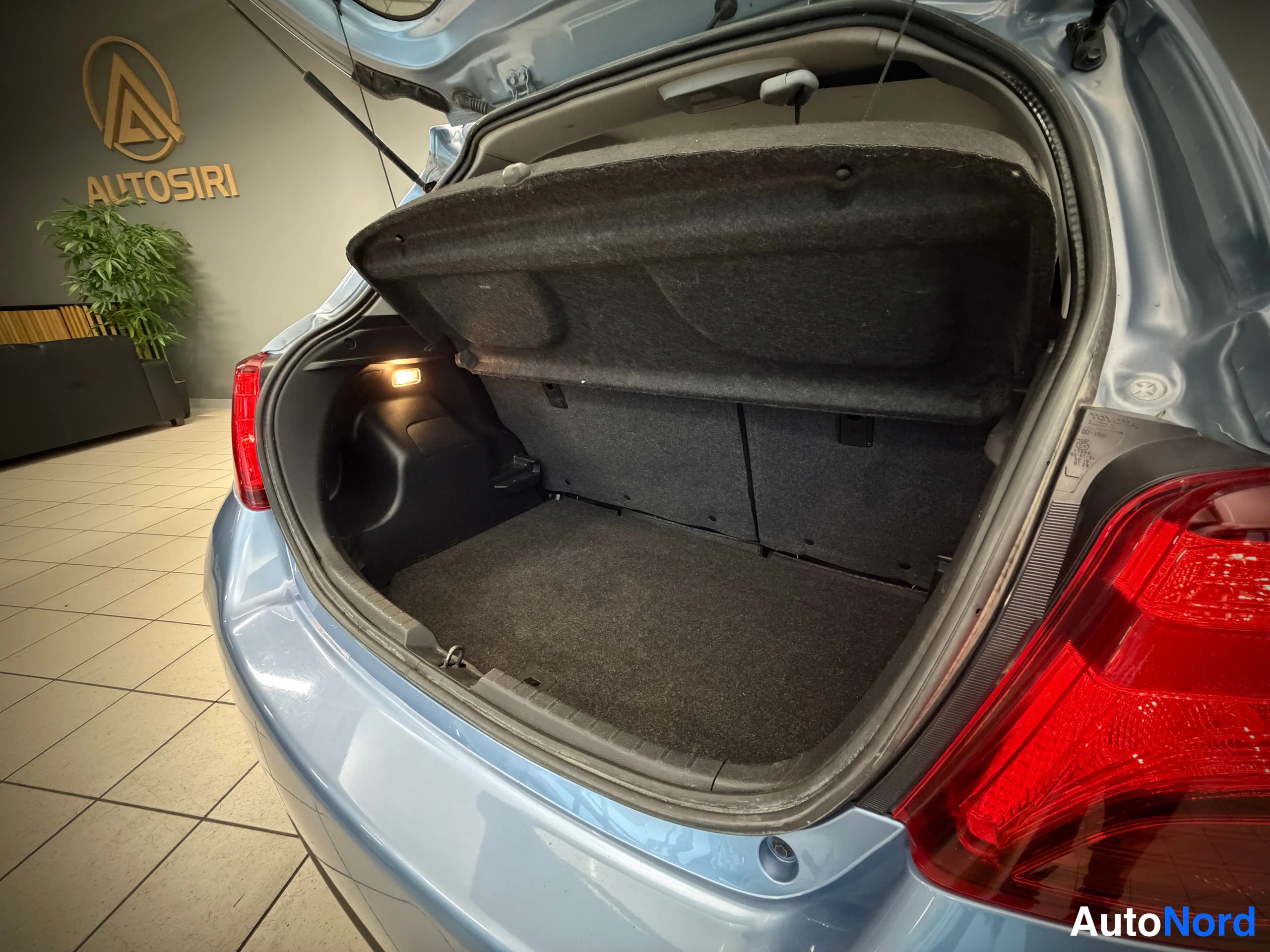 Sininen Toyota Yaris 2017, kuva 24