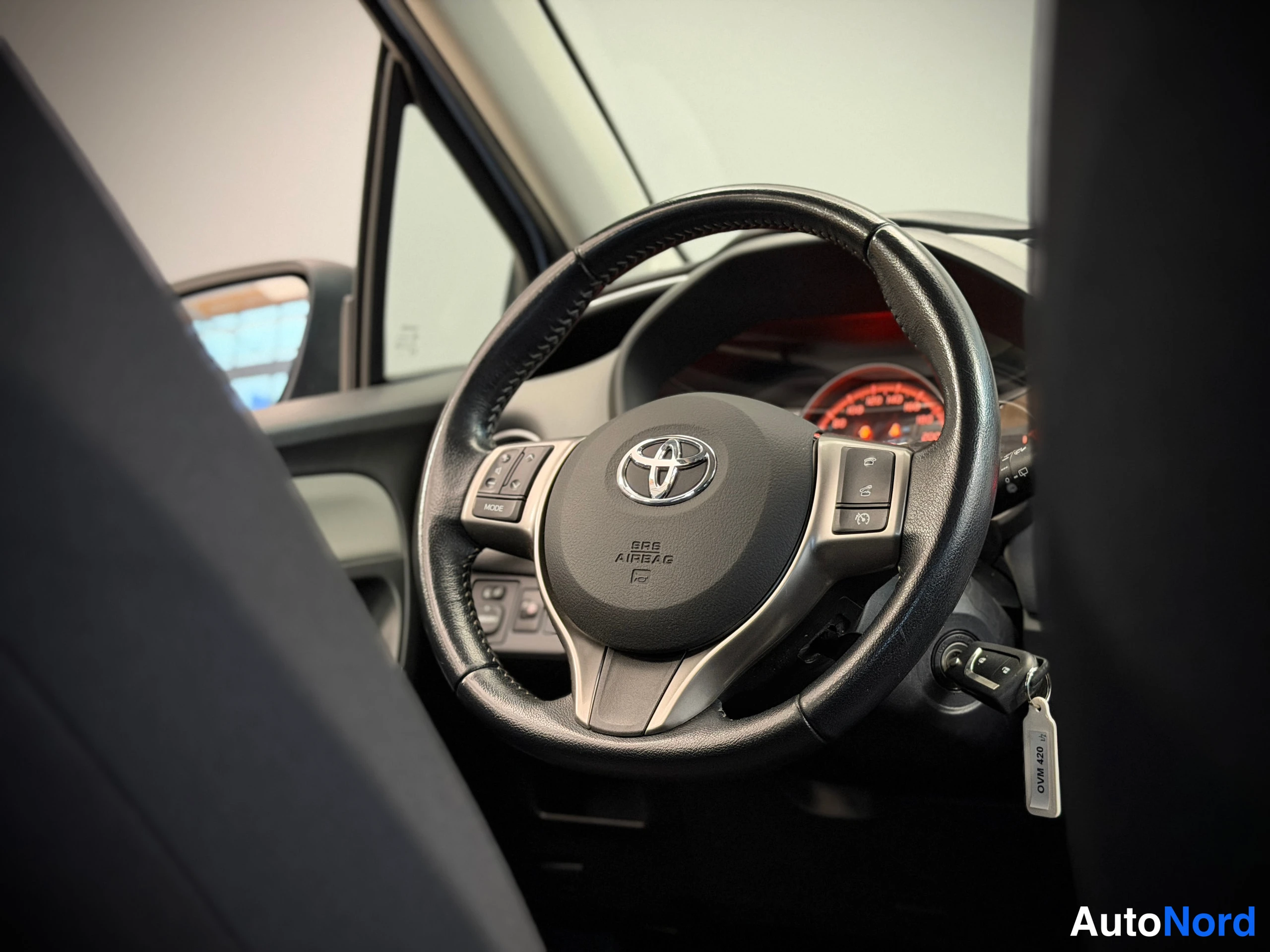 Sininen Toyota Yaris 2017, kuva 16