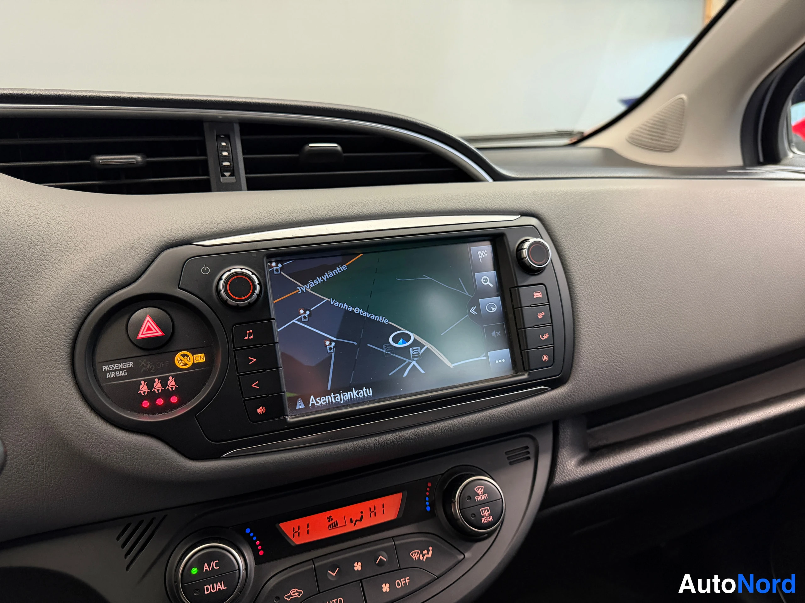 Sininen Toyota Yaris 2017, kuva 30