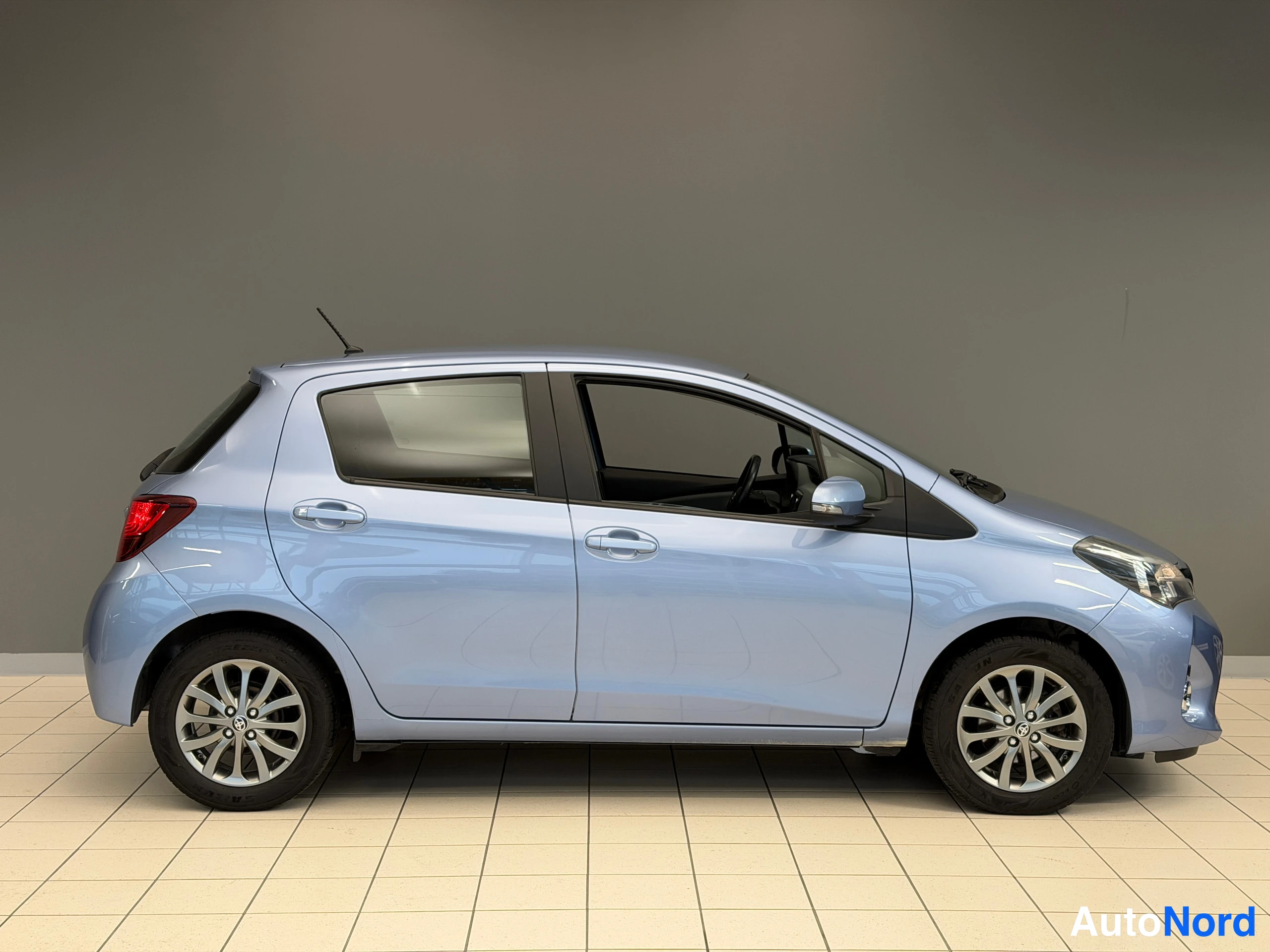 Sininen Toyota Yaris 2017, kuva 6