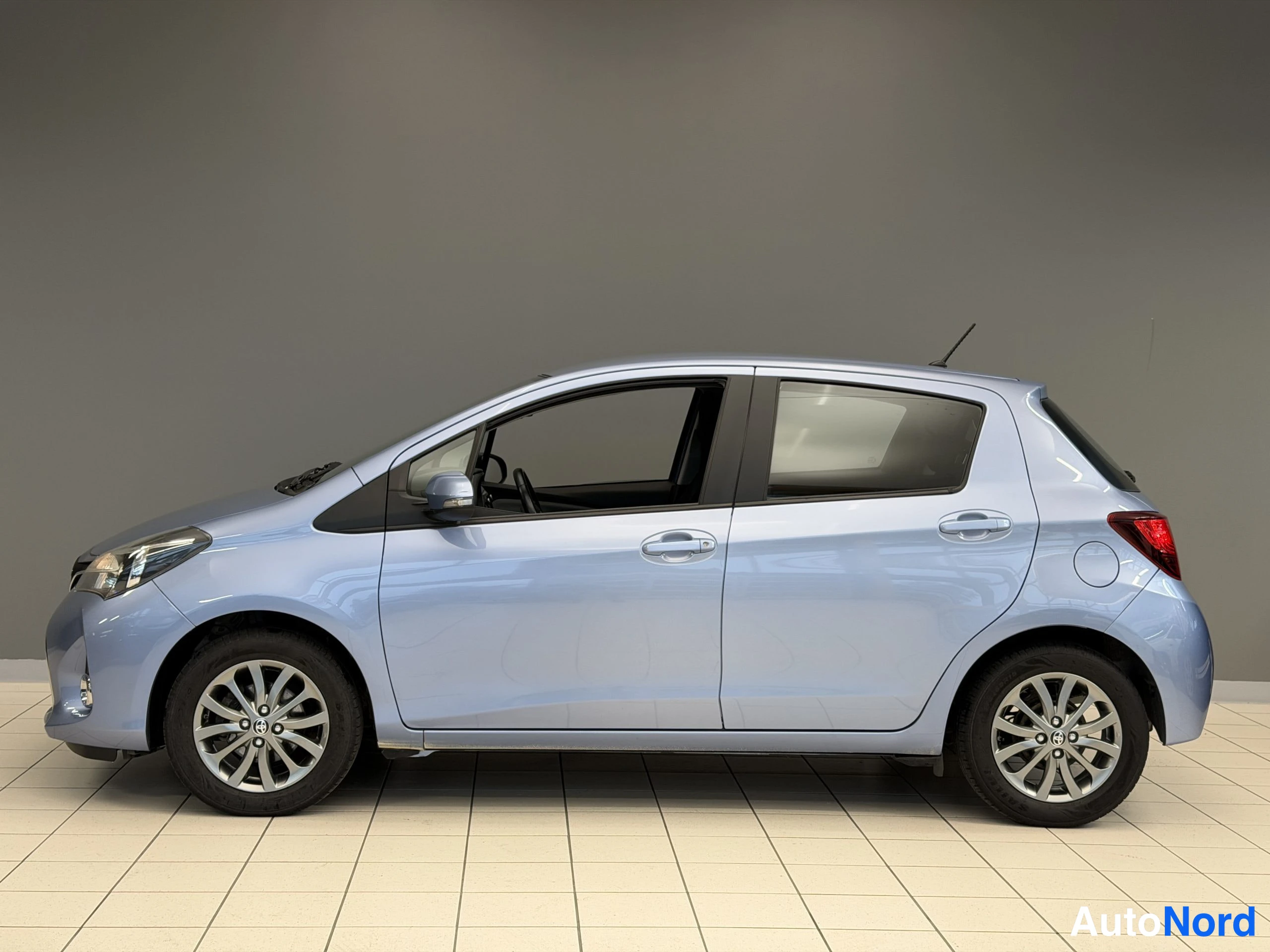 Sininen Toyota Yaris 2017, kuva 9