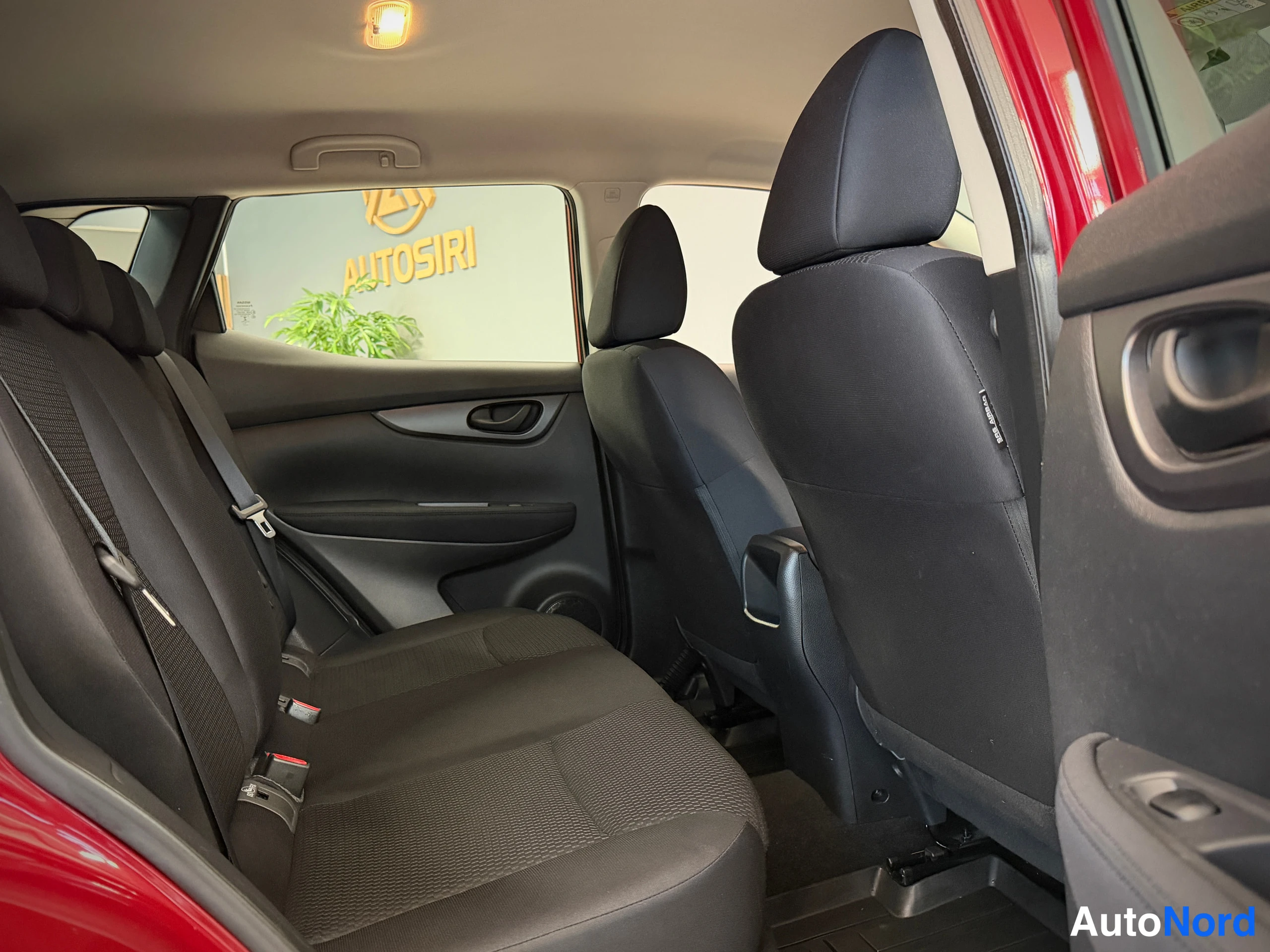 Red Nissan Qashqai 2016, rear seats, photo 25
