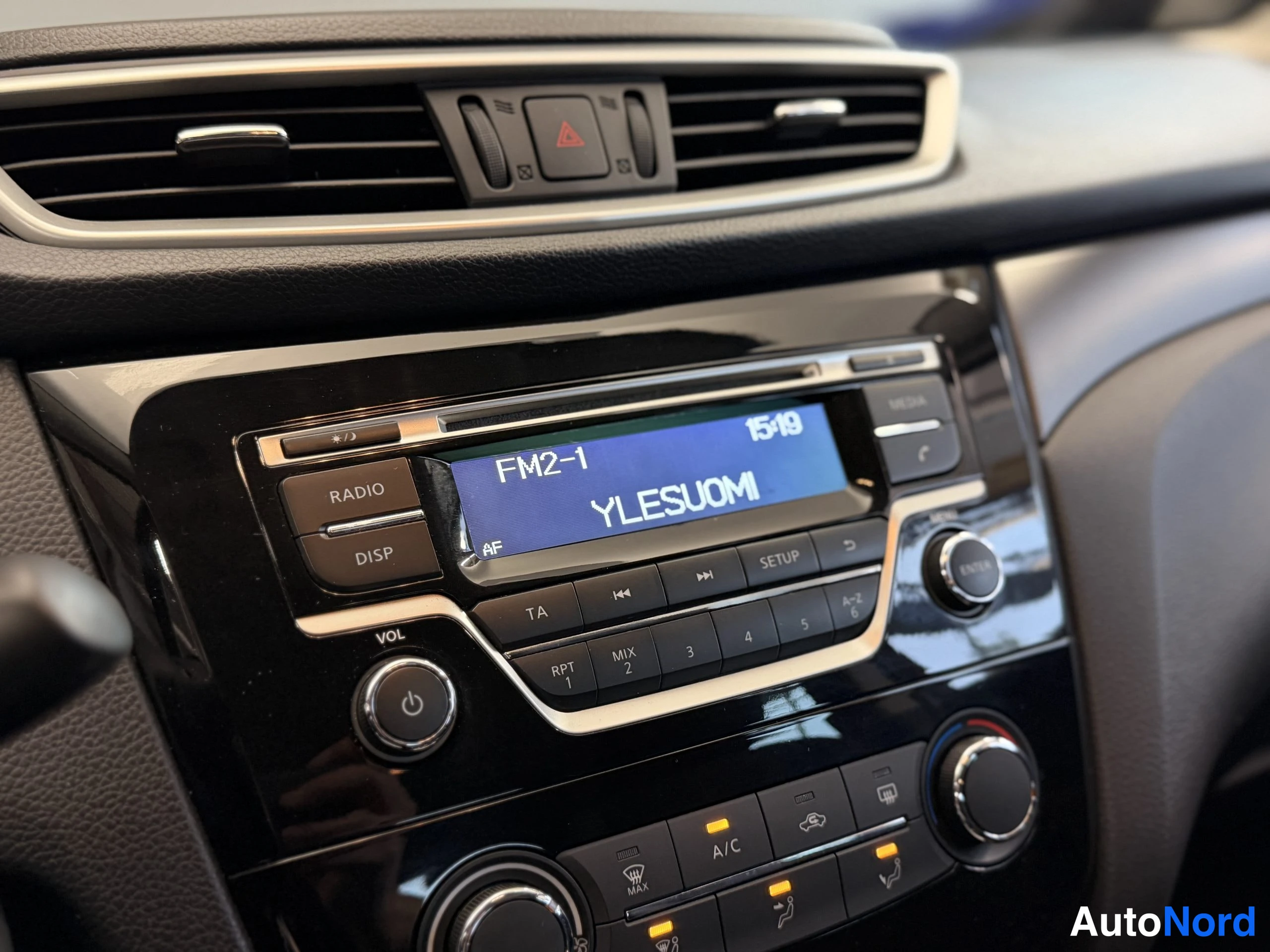 Red Nissan Qashqai 2016, detail, photo 30