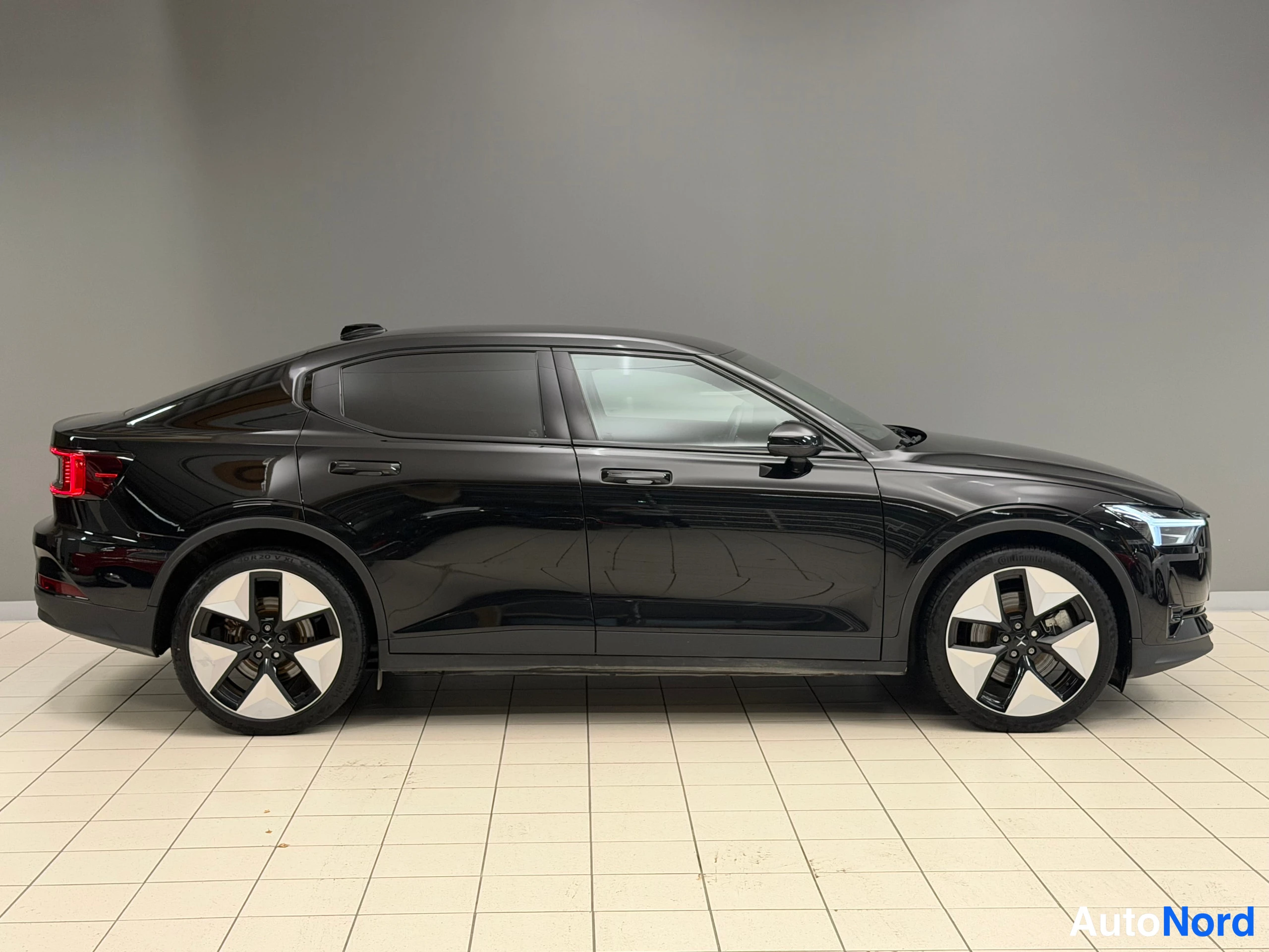 Black Polestar 2 2023, front three-quarter, nose to the right, photo 7