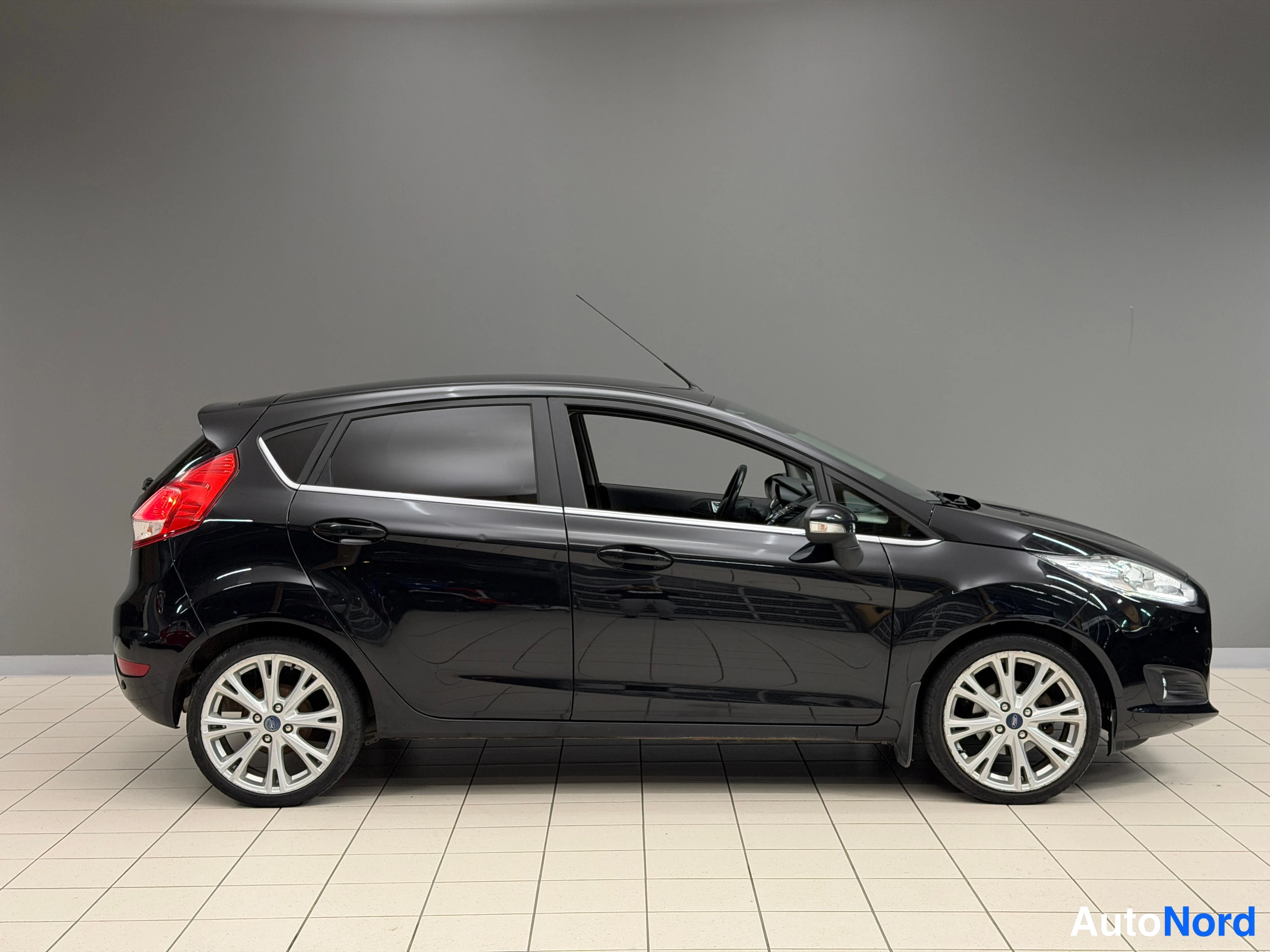 Black Ford Fiesta 2013, photo 7