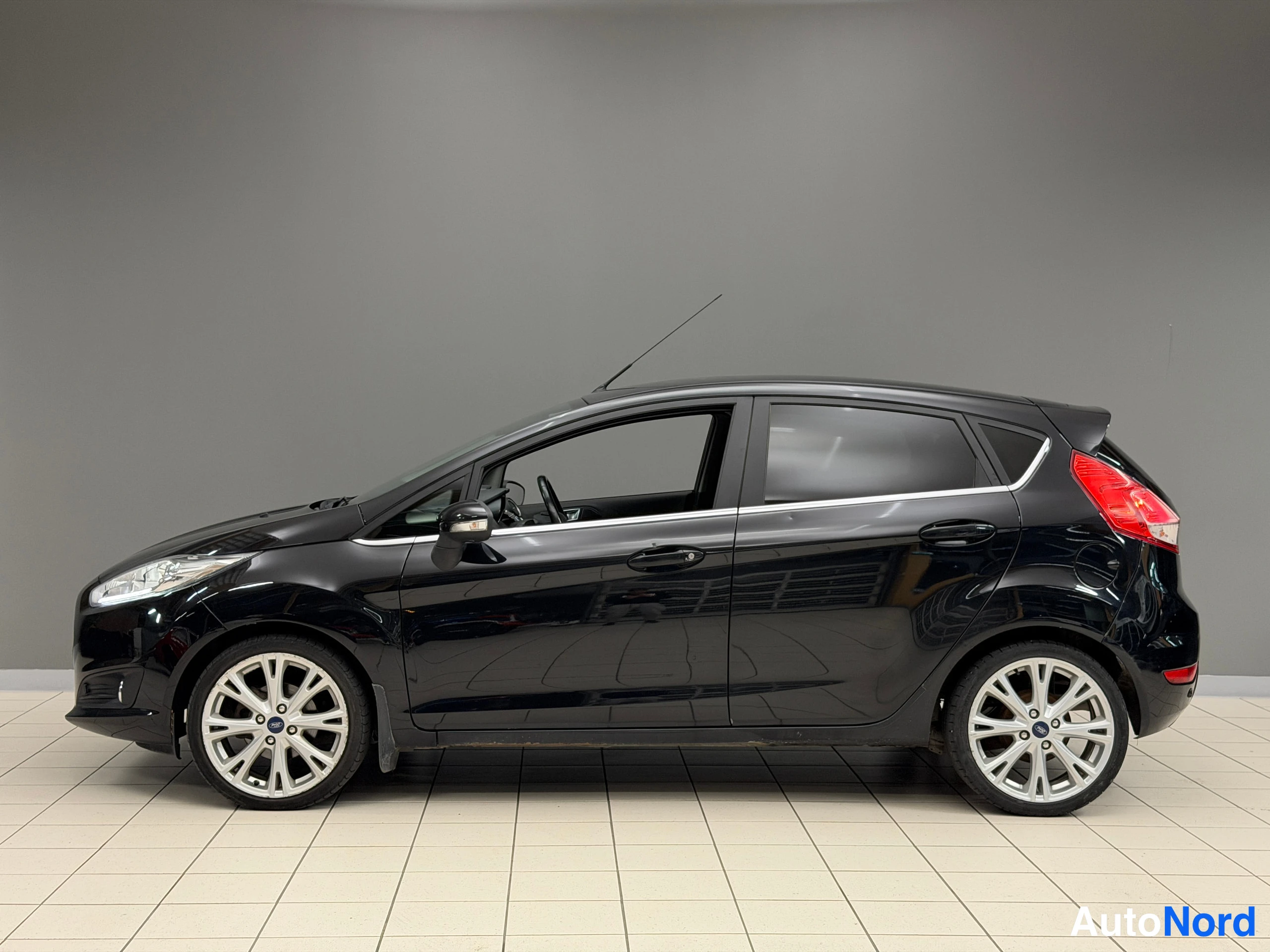 Black Ford Fiesta 2013, photo 3
