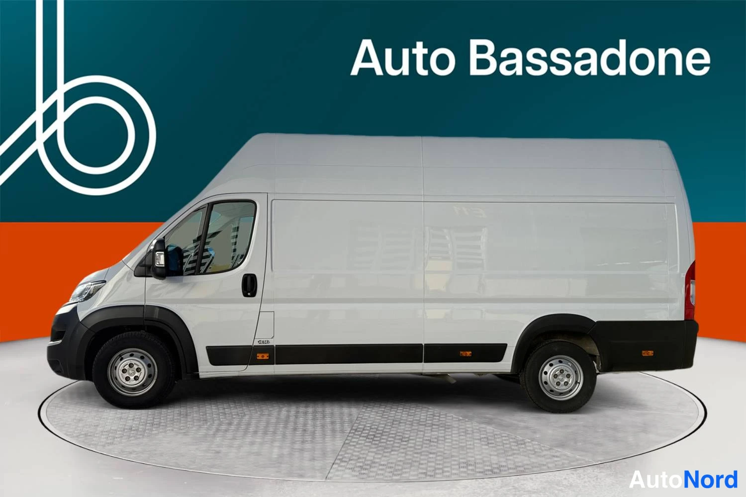 Valkoinen Peugeot Boxer 2023, etuviisto, keula vasemmalle, kuva 2