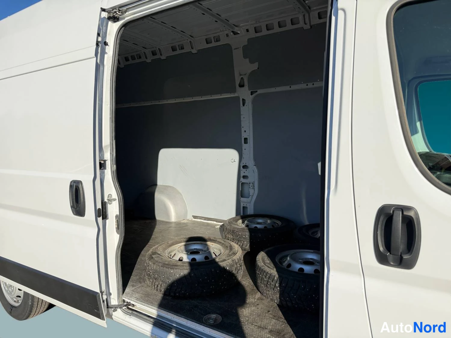 Valkoinen Peugeot Boxer 2023, tavaratila, kuva 12