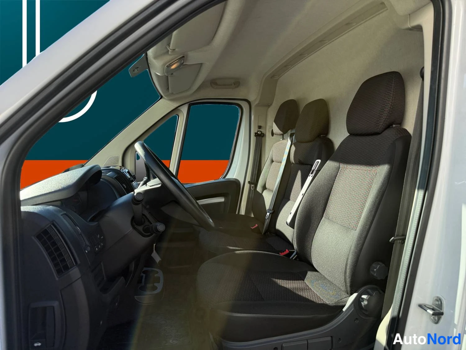 Valkoinen Peugeot Boxer 2023, etuistuimet, kuva 10